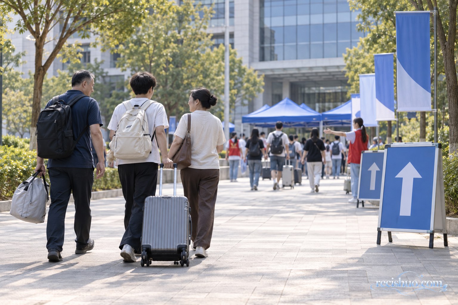 新生与家长拖着行李走向高校报到区域的有序场景