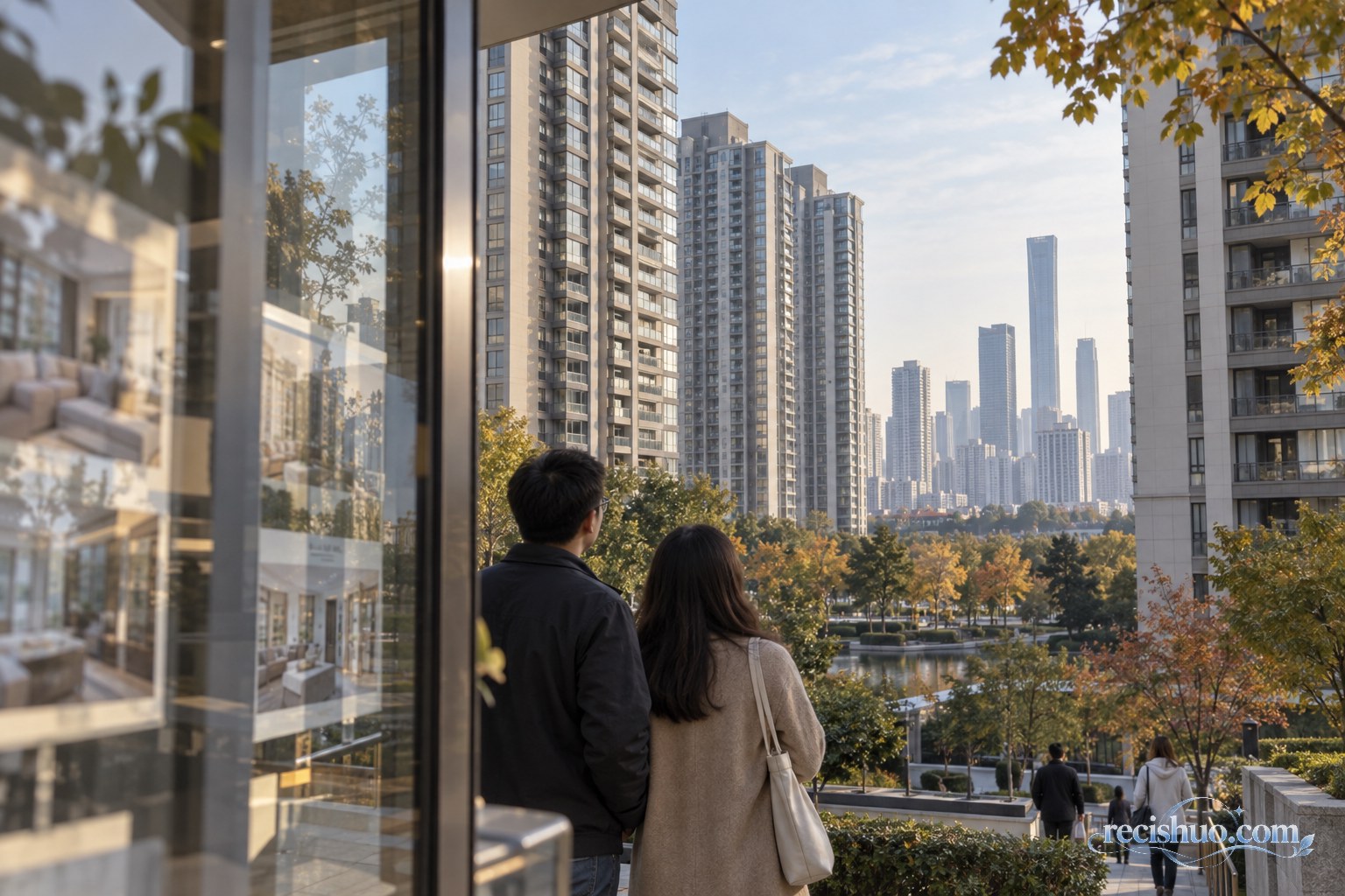 秋日城市住宅楼群前,两位购房者从社区入口观察居住环境