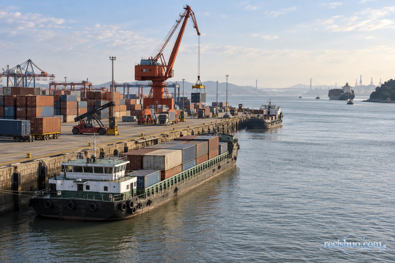 内河货船在港口装卸并通过水道衔接远洋运输