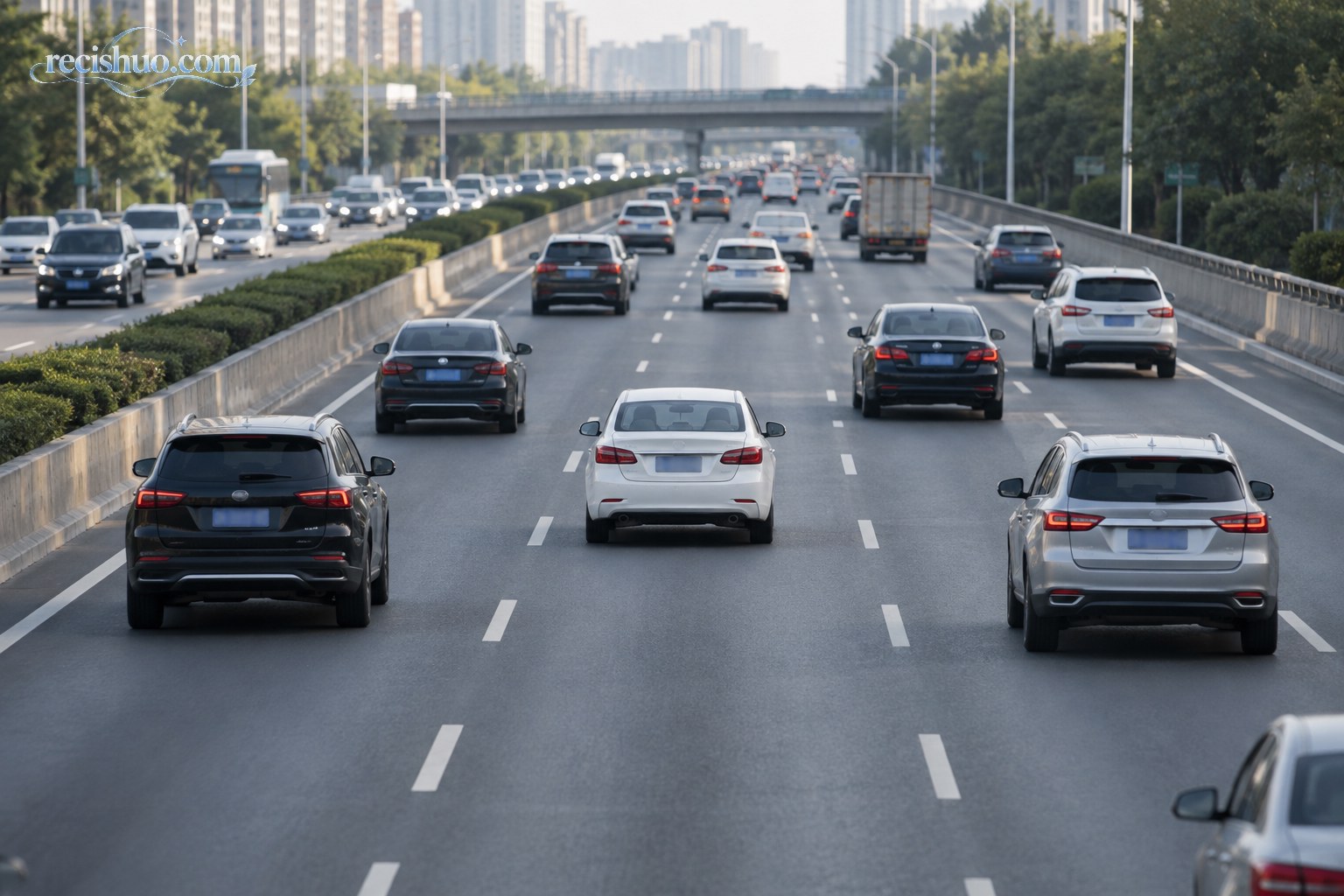 城市多车道道路上一辆白色轿车低速行驶,后方车辆保持距离有序变道