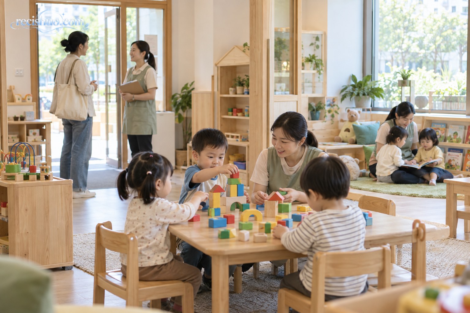 社区托育空间内,照护人员陪伴幼儿进行积木和绘本活动