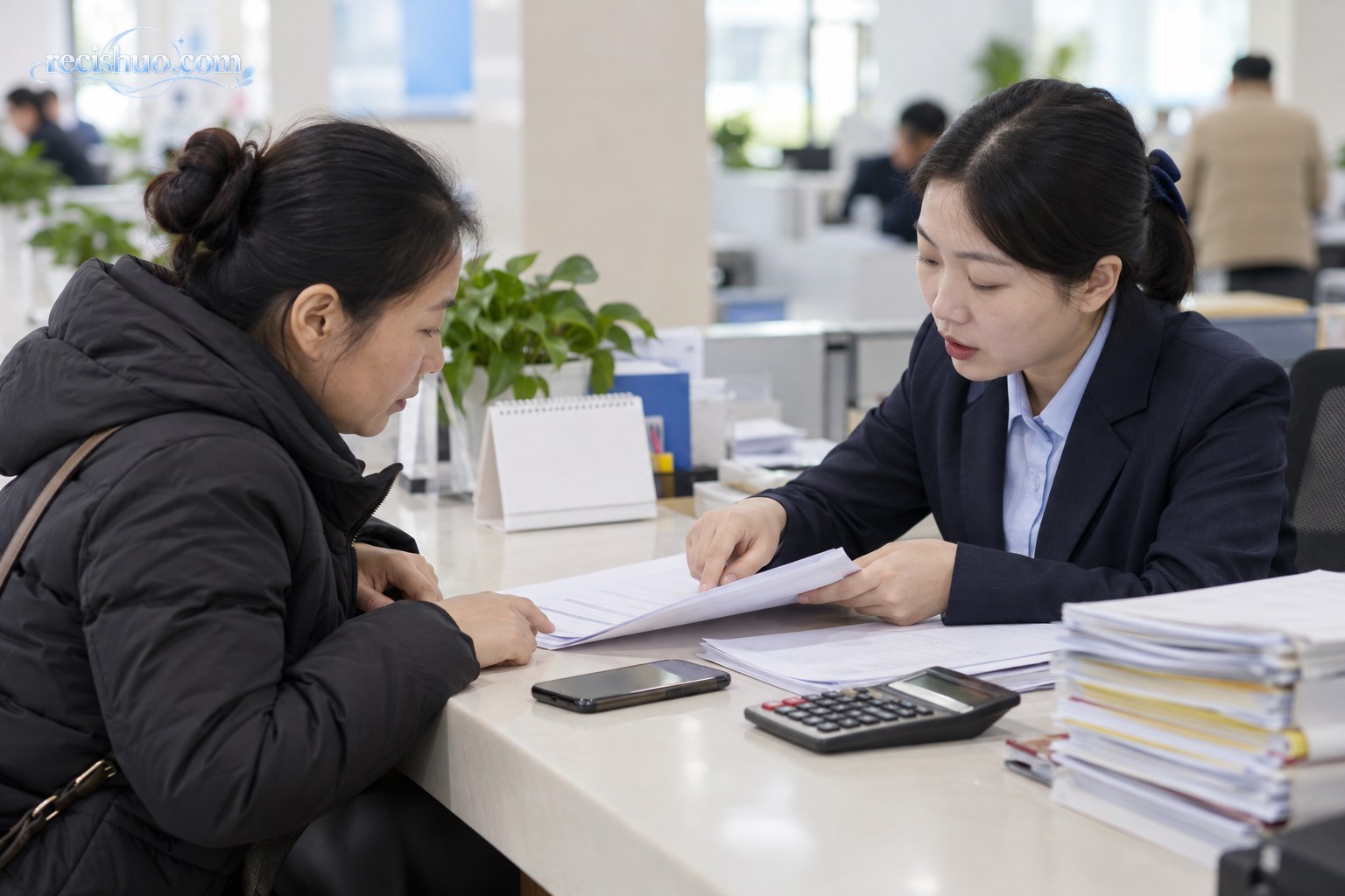 灵活就业人员在公共服务窗口与工作人员核对社会保险材料
