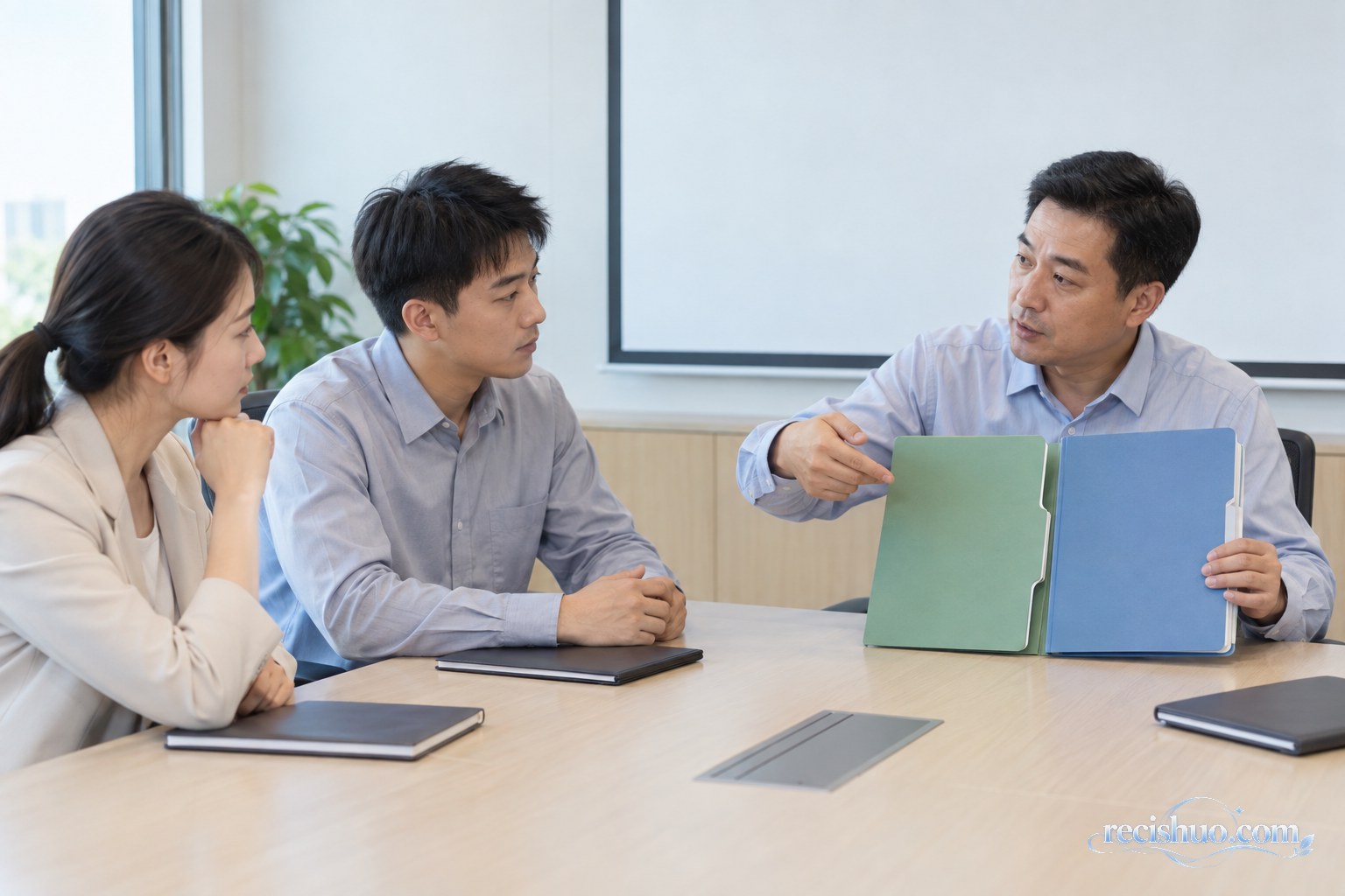 新入职员工在会议室接受工作信息边界与保密规范讲解