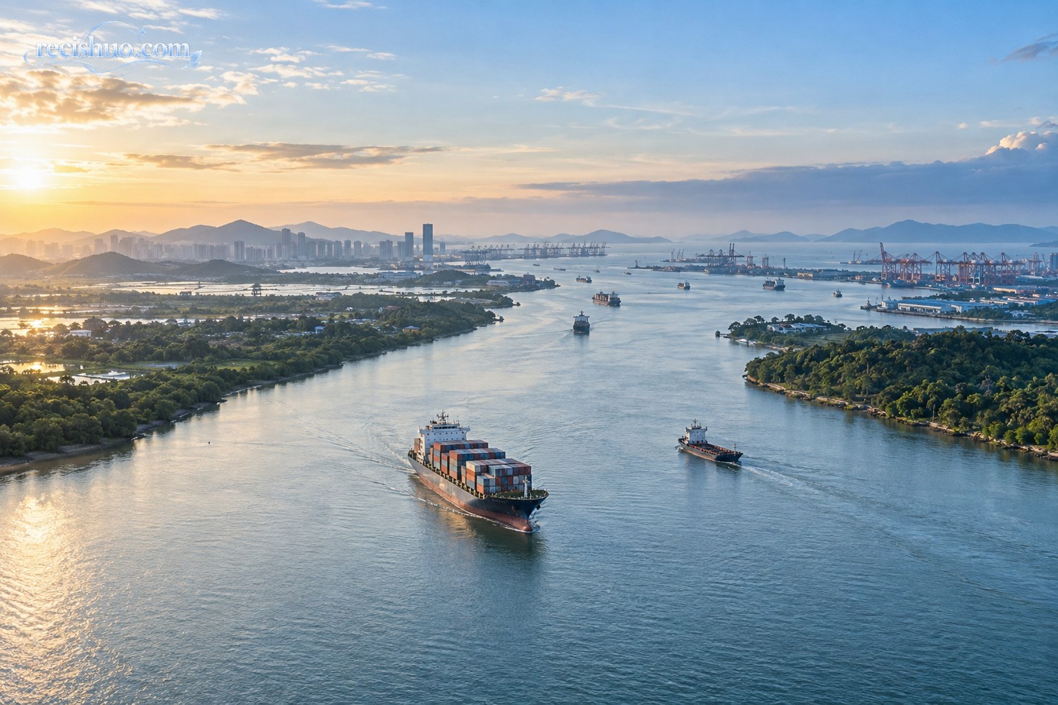 货船沿宽阔水道驶向远方港口与城市的通江达海场景
