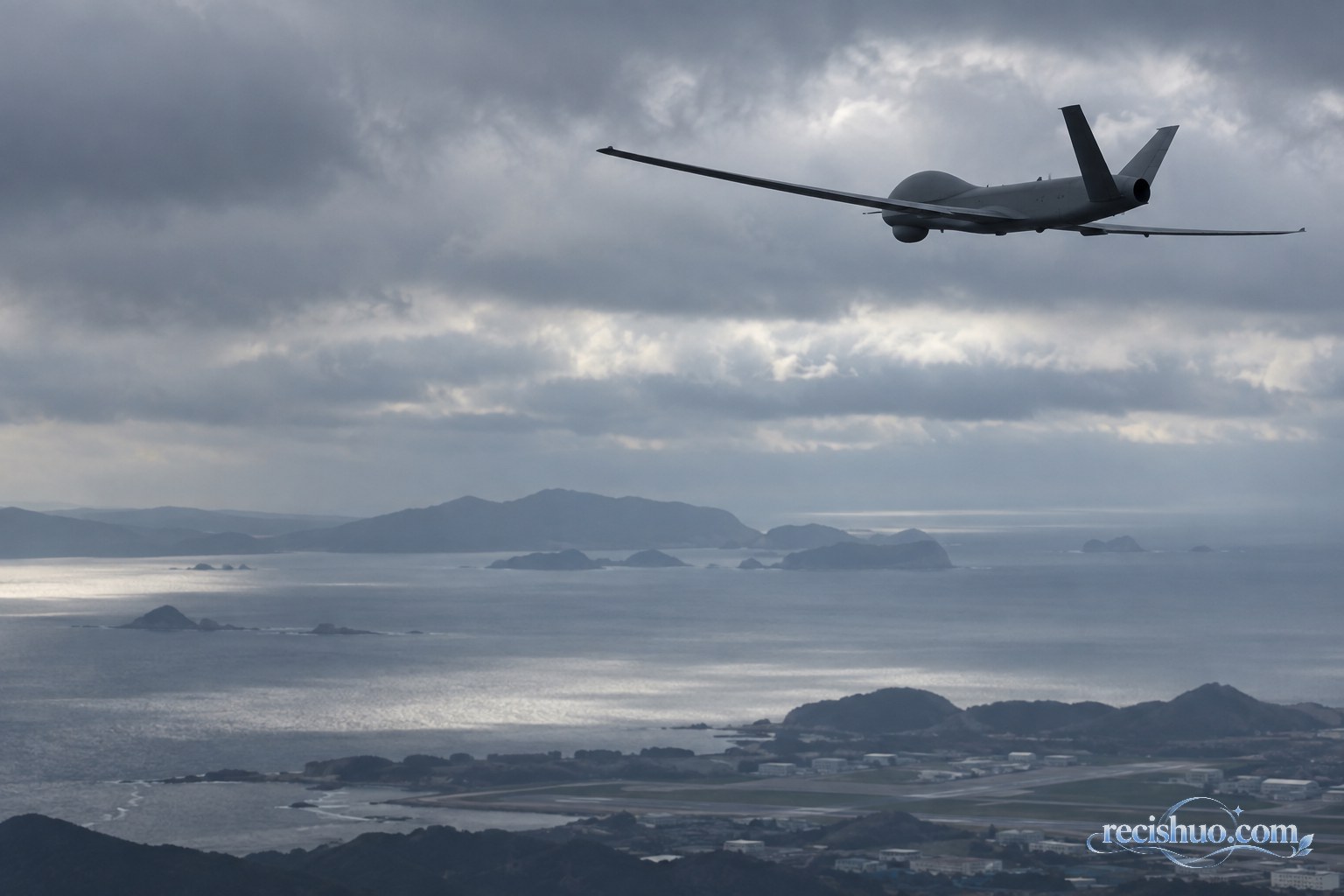 阴云与海岛上空飞行的大型高空长航时无人侦察机资料场景