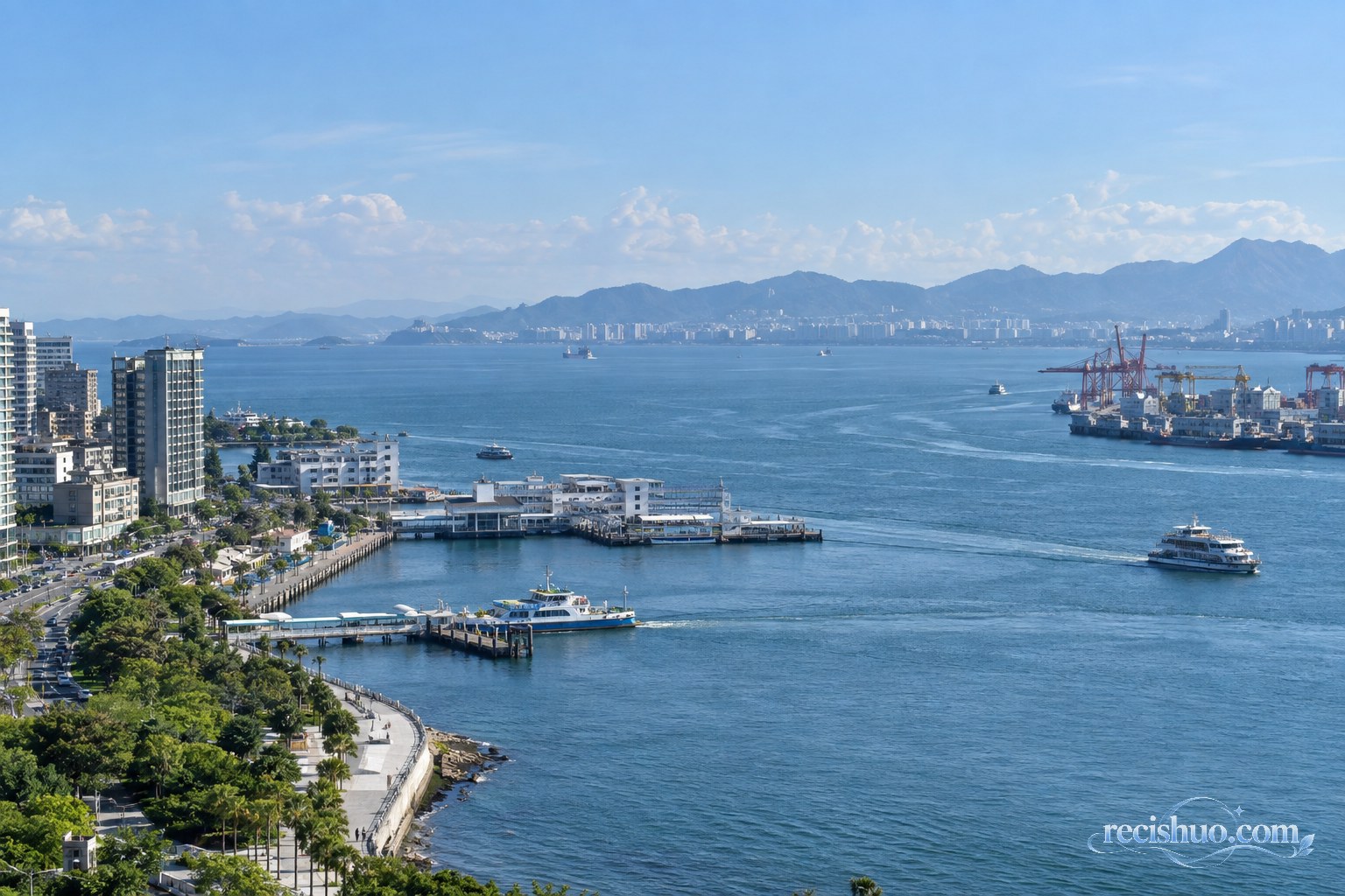 晴朗天气下沿海城市、民用港口与开阔海面的全景
