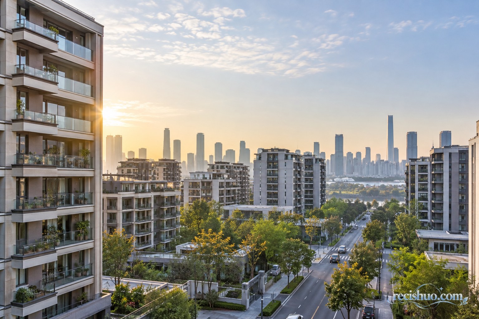 晨光下现代城市住宅社区与远处天际线的横版全景