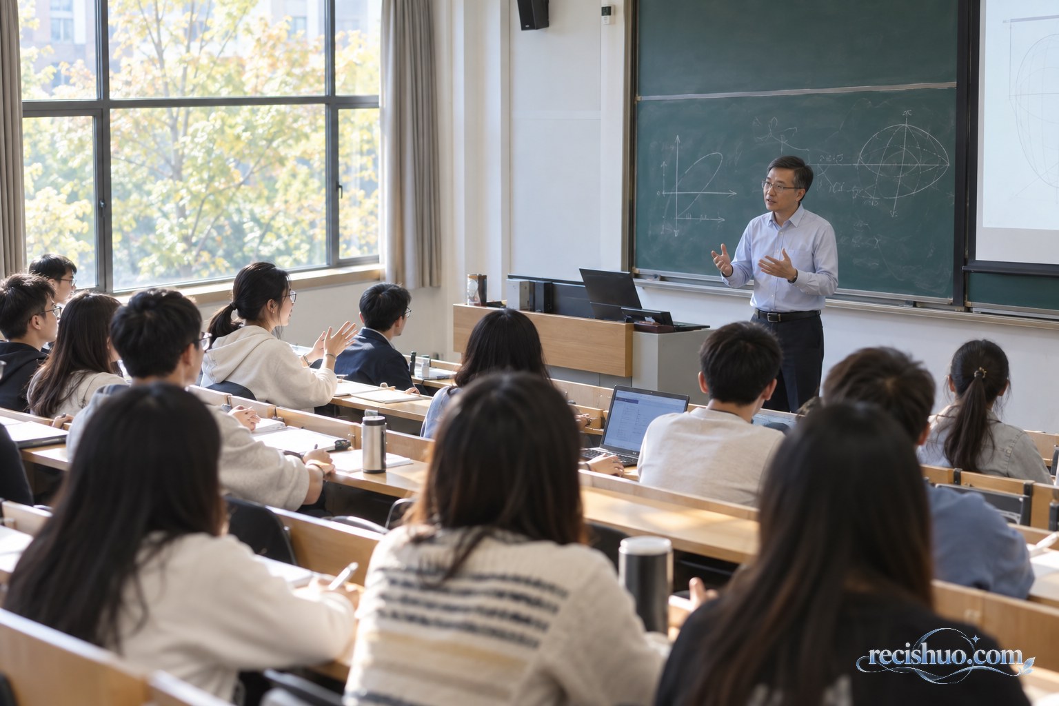 大学教师在阶梯教室与学生开展互动教学