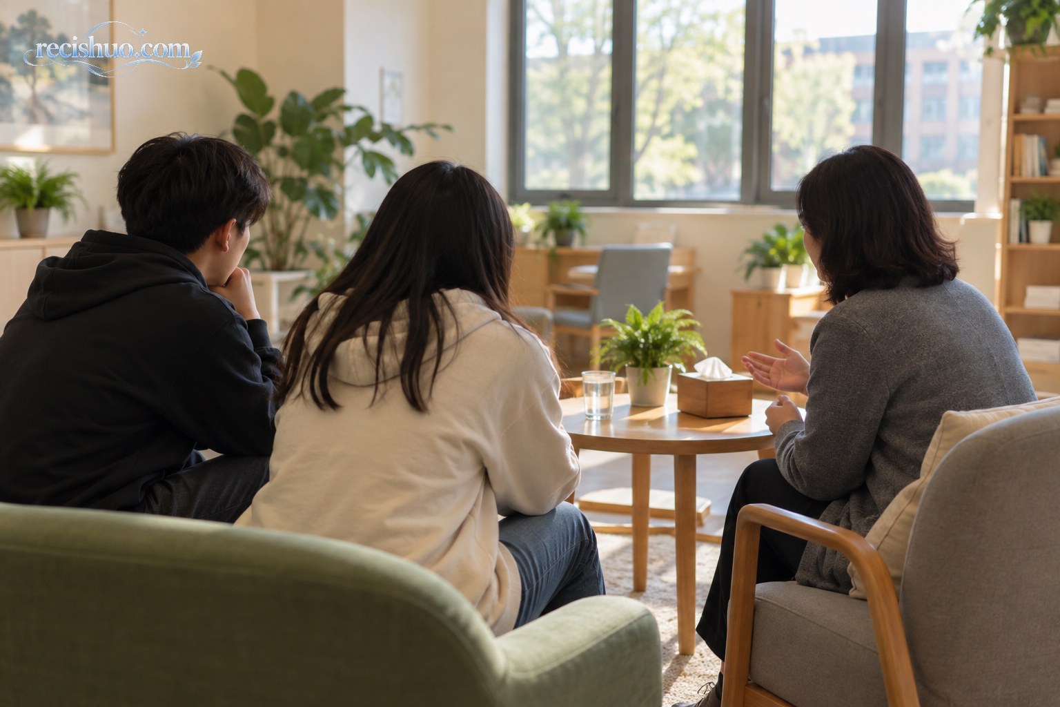 两名大学生在安静明亮的校园咨询空间与老师交谈