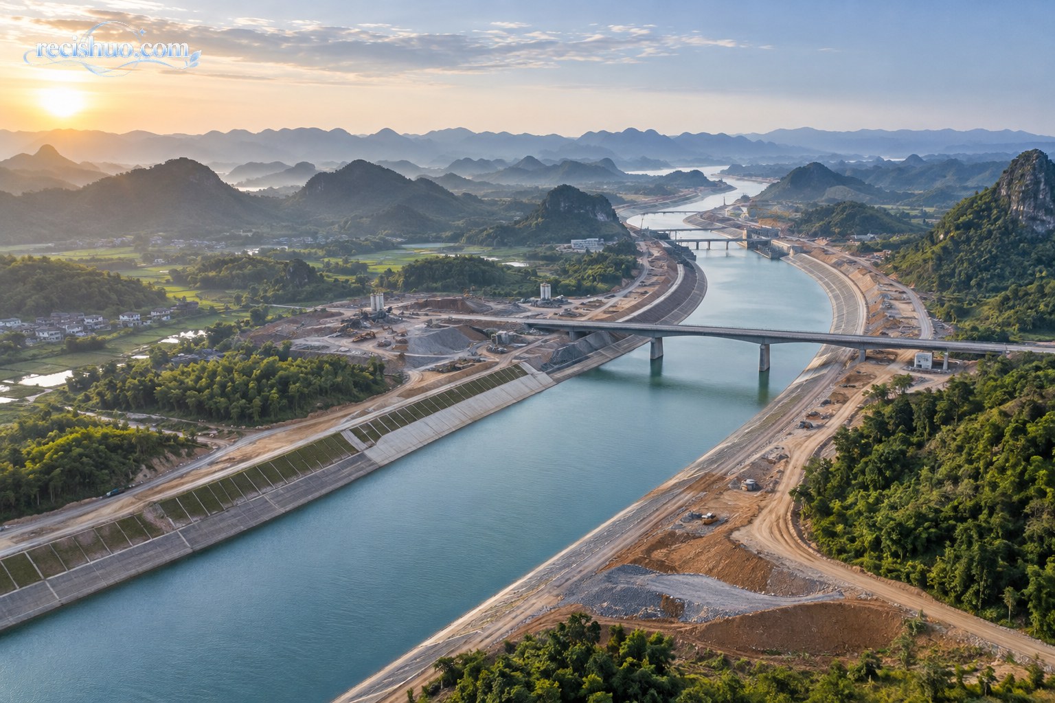 群山之间延伸的平陆运河建设航道与跨河桥梁全景