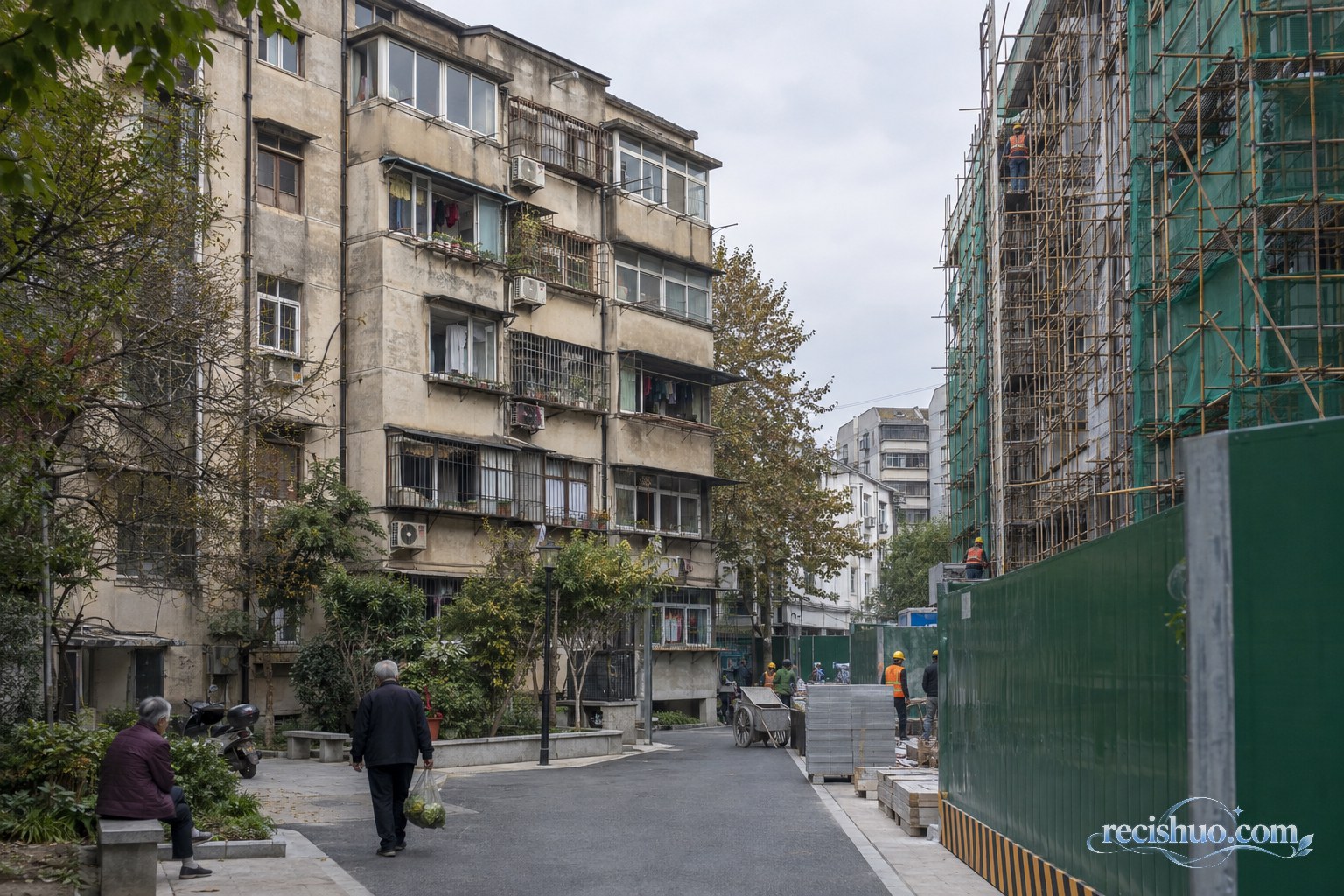 中国城市老旧住宅与相邻规范更新施工现场的社区街景