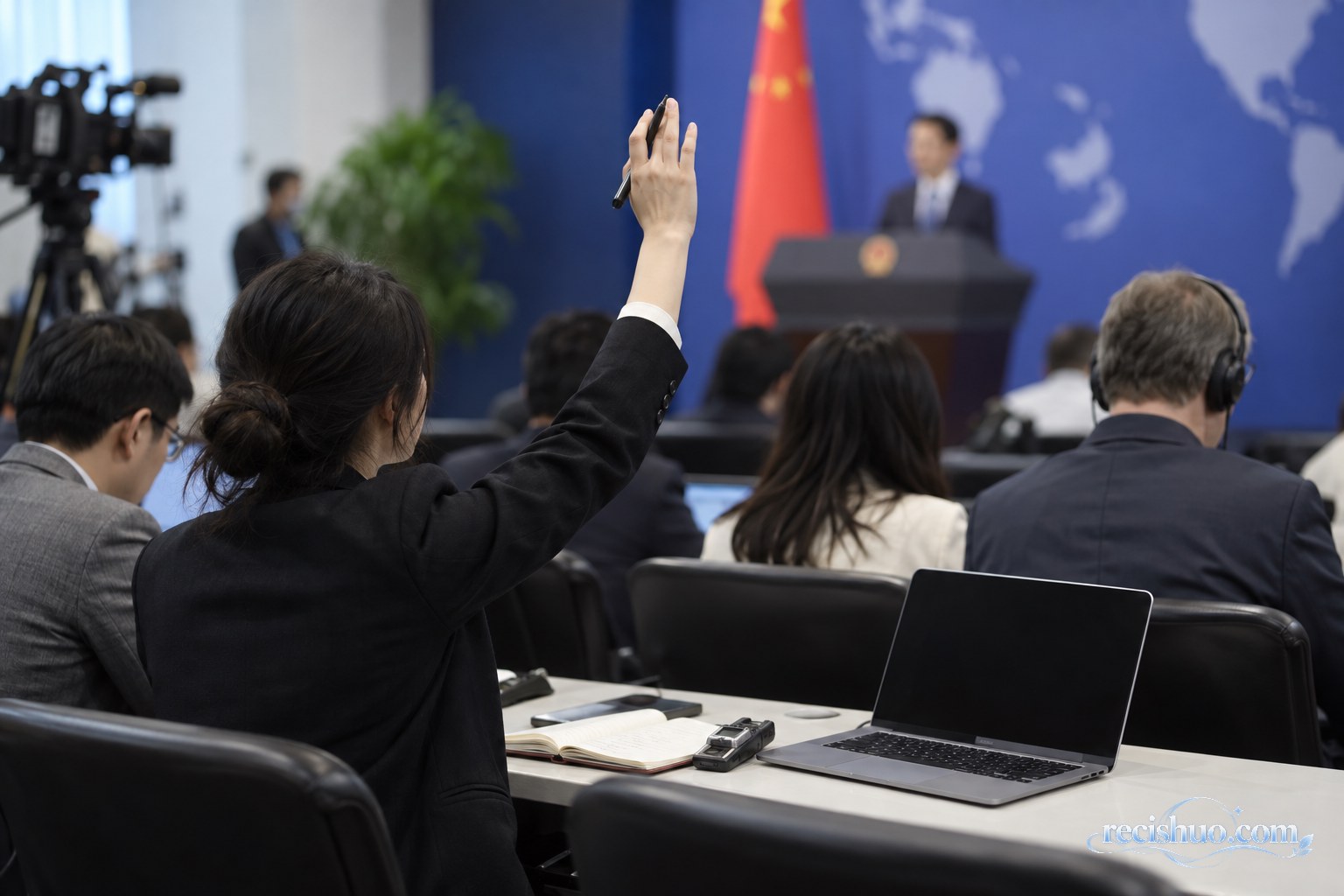 外交部例行记者会上记者举手提问的现场