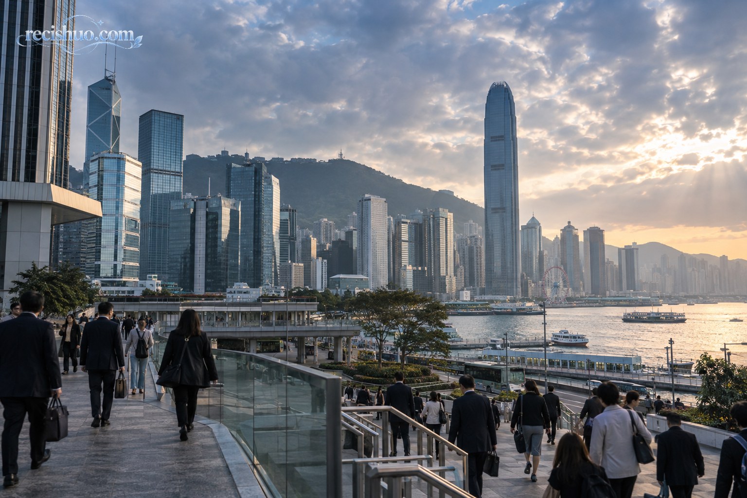晨光下的香港中环金融区与通勤人群