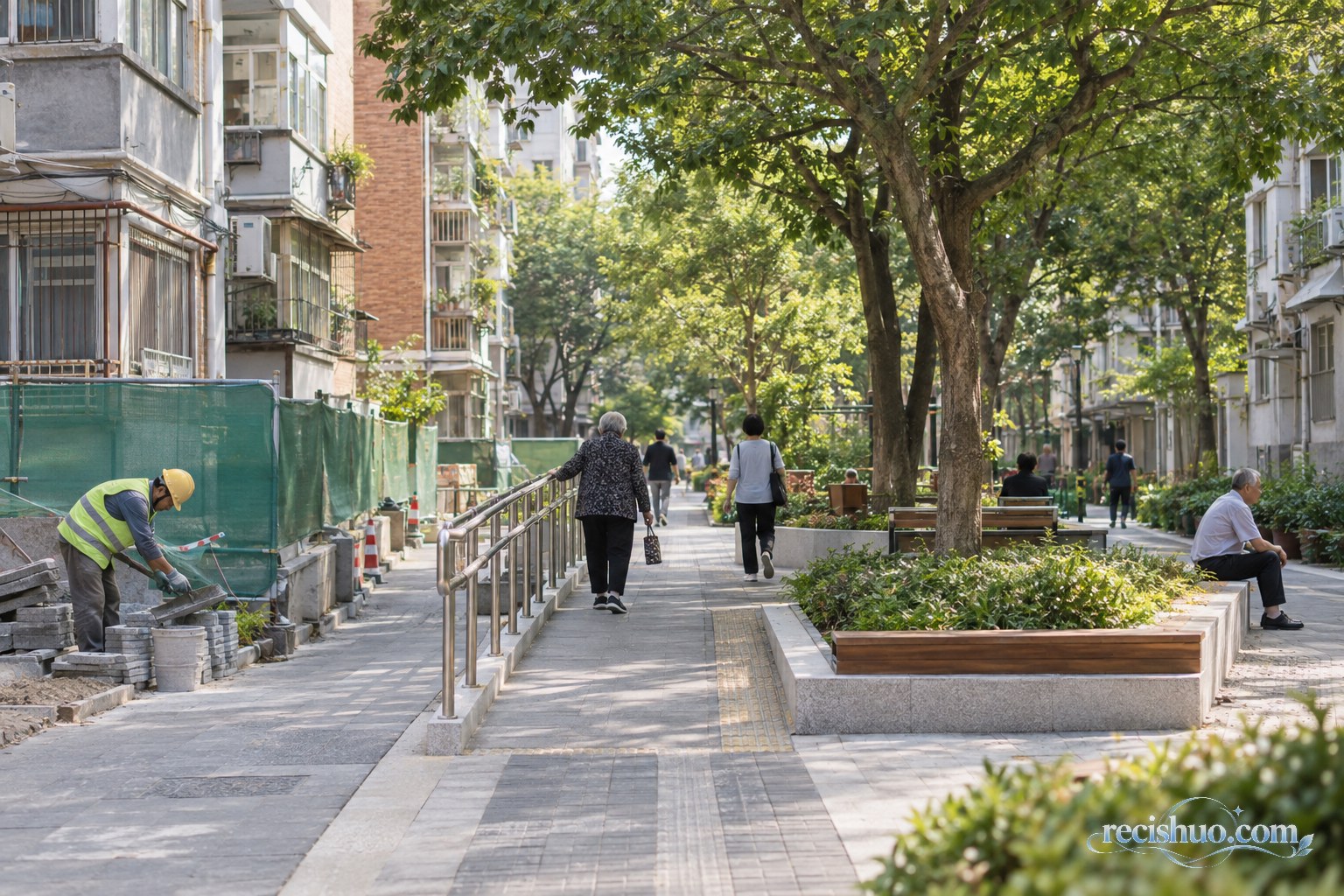 正在微更新的城市社区内,居民经过无障碍步道、树荫休憩区和小型施工区域