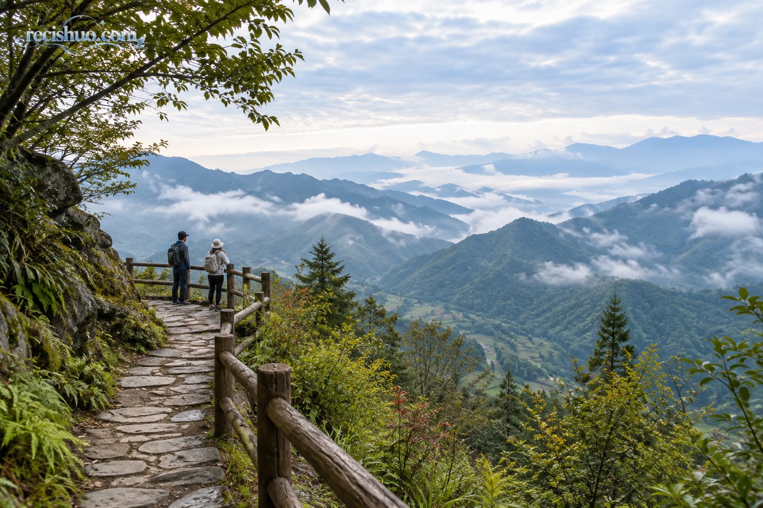 旅行者在四川山野步道观赏云雾环绕的层叠青山