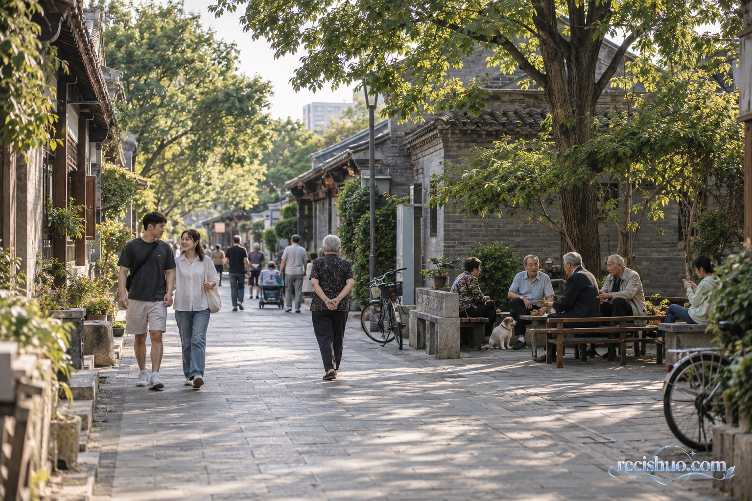 不同年龄的居民在保留传统风貌的街区中休憩散步
