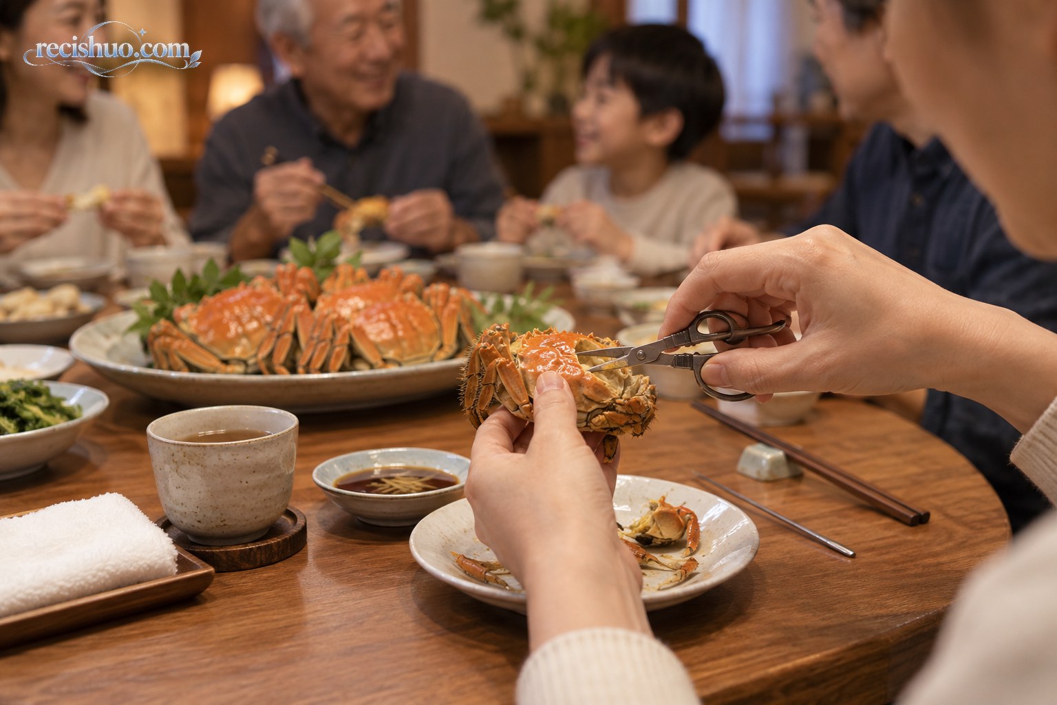 中秋家宴上使用小剪和签子拆食螃蟹
