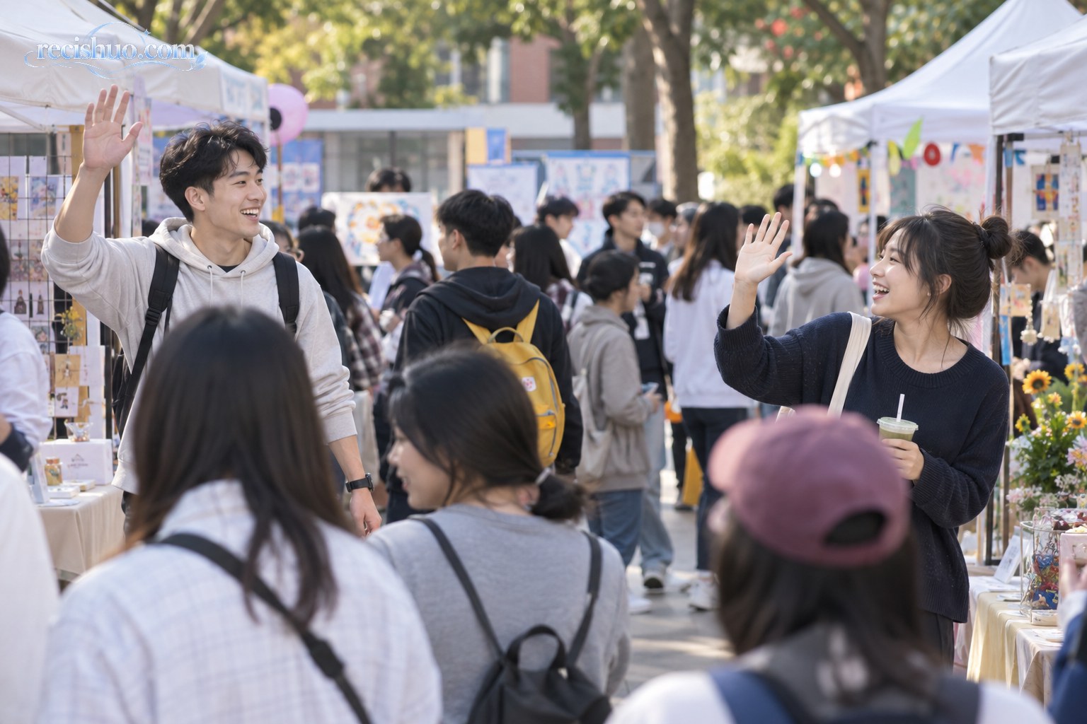 校园创意活动人群中两位年轻人意外认出彼此并挥手致意