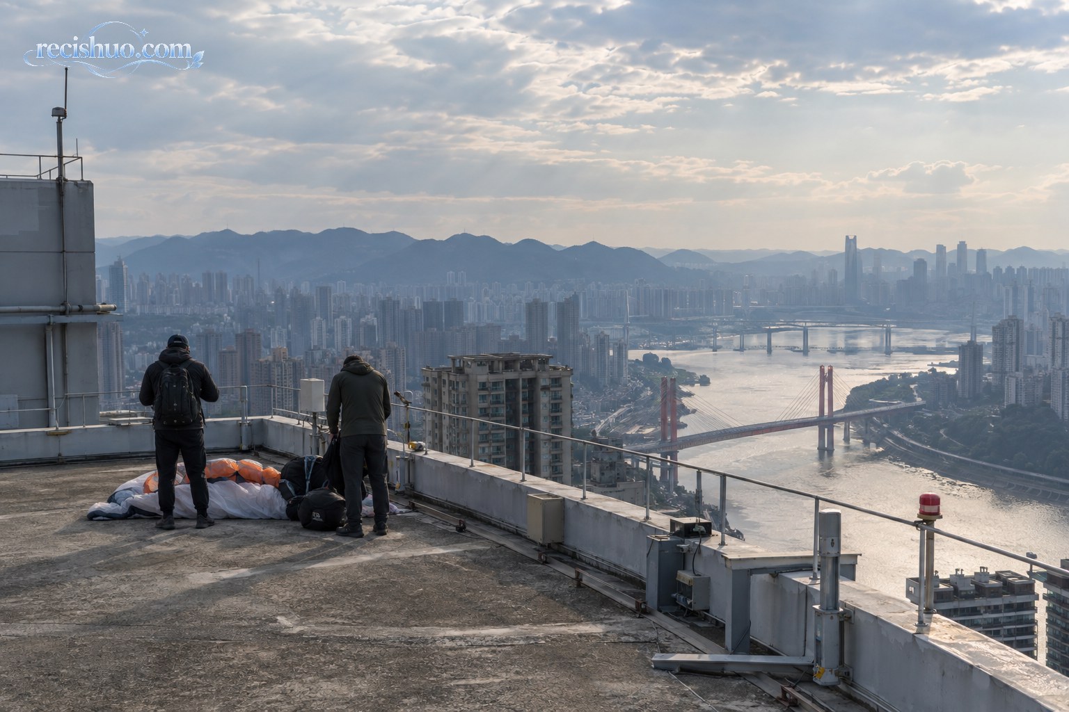 两名人员在重庆城市高层楼顶整理滑翔伞装备的风险场景示意图