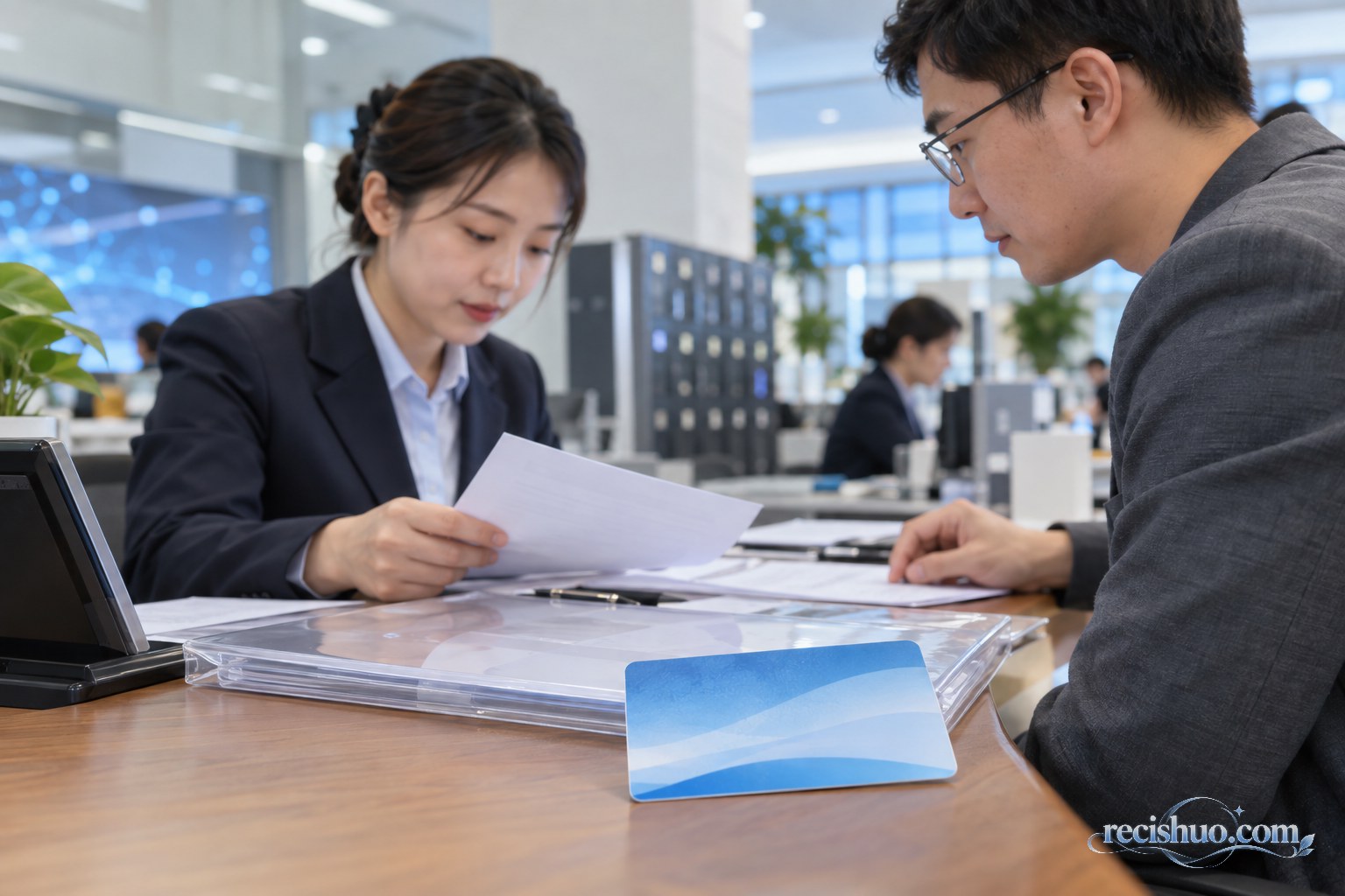 工作人员与企业办事人员在服务大厅核对数据产权凭证材料