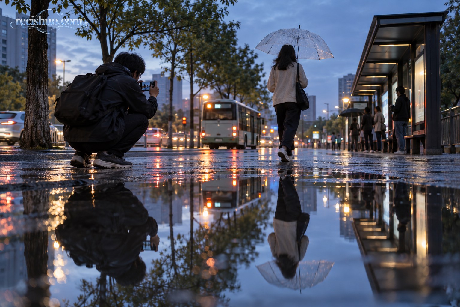 雨后公交站旁，拍摄者蹲低用手机记录撑伞行人与积水倒影