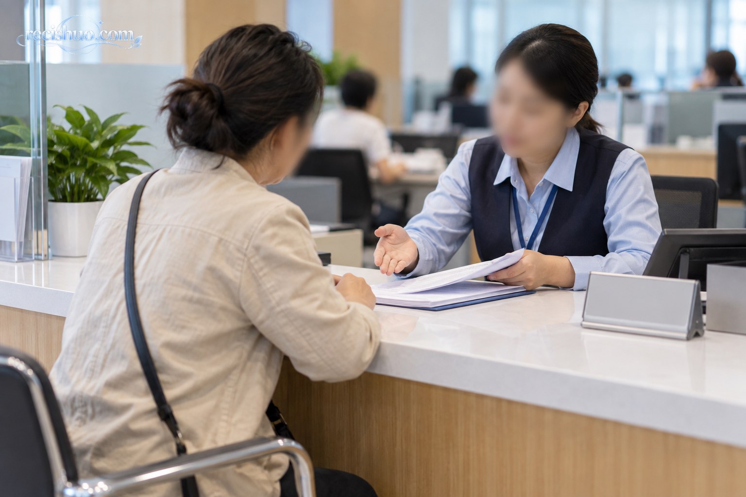 办事群众在公共服务窗口咨询参保规则并核对材料
