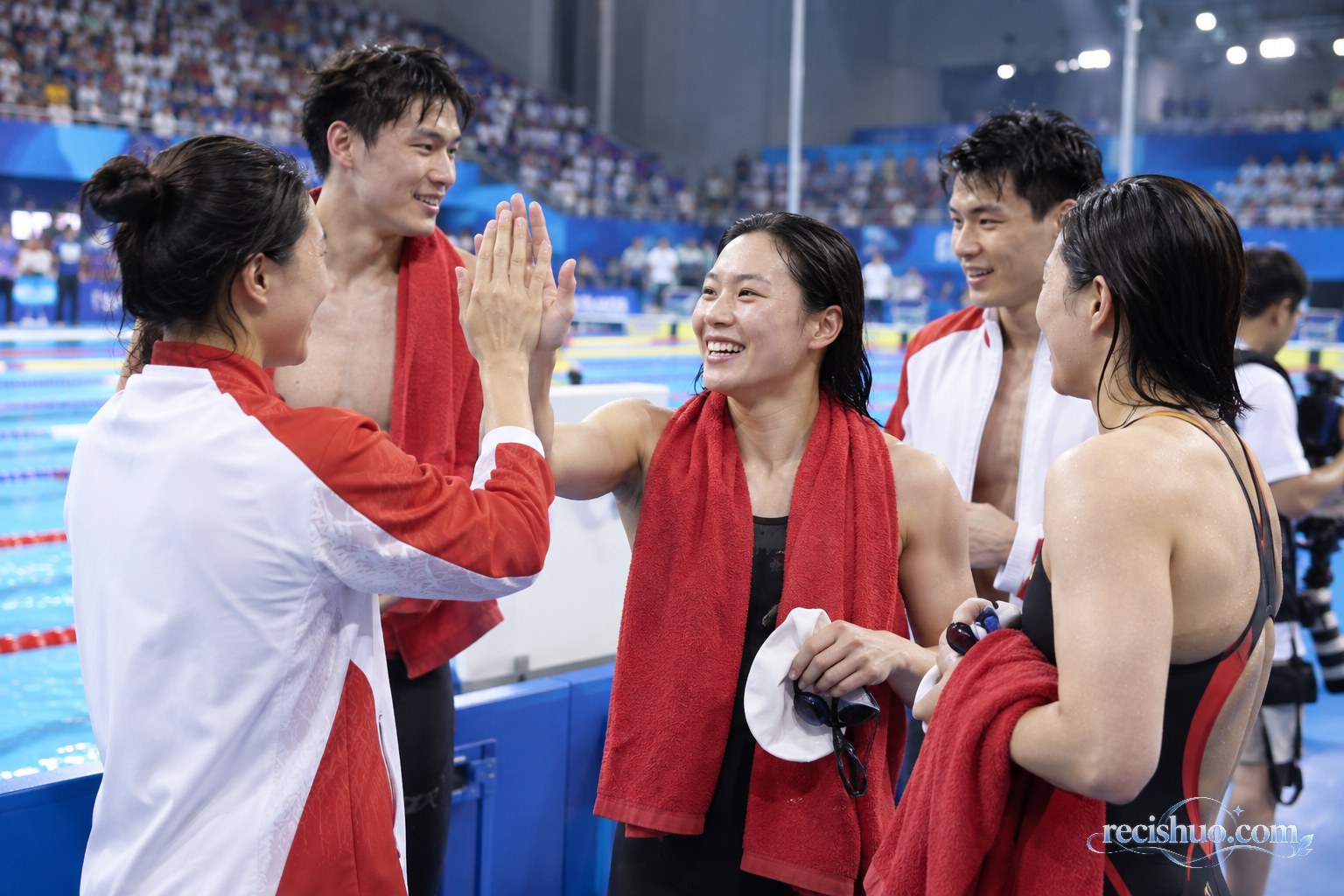 游泳比赛结束后,多名中国队运动员在泳池边相互祝贺