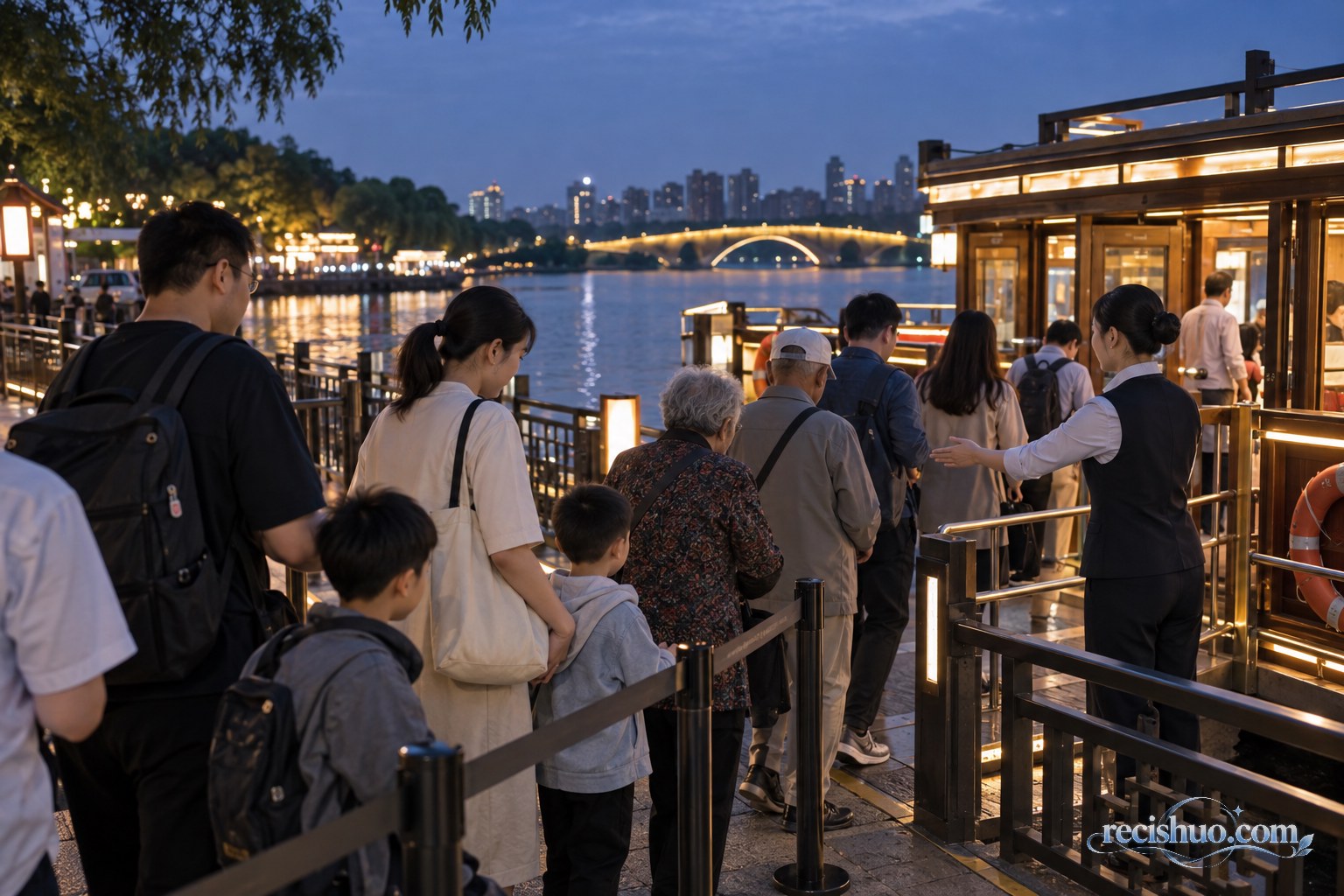 中秋夜游码头上，游客在工作人员引导下有序排队登船