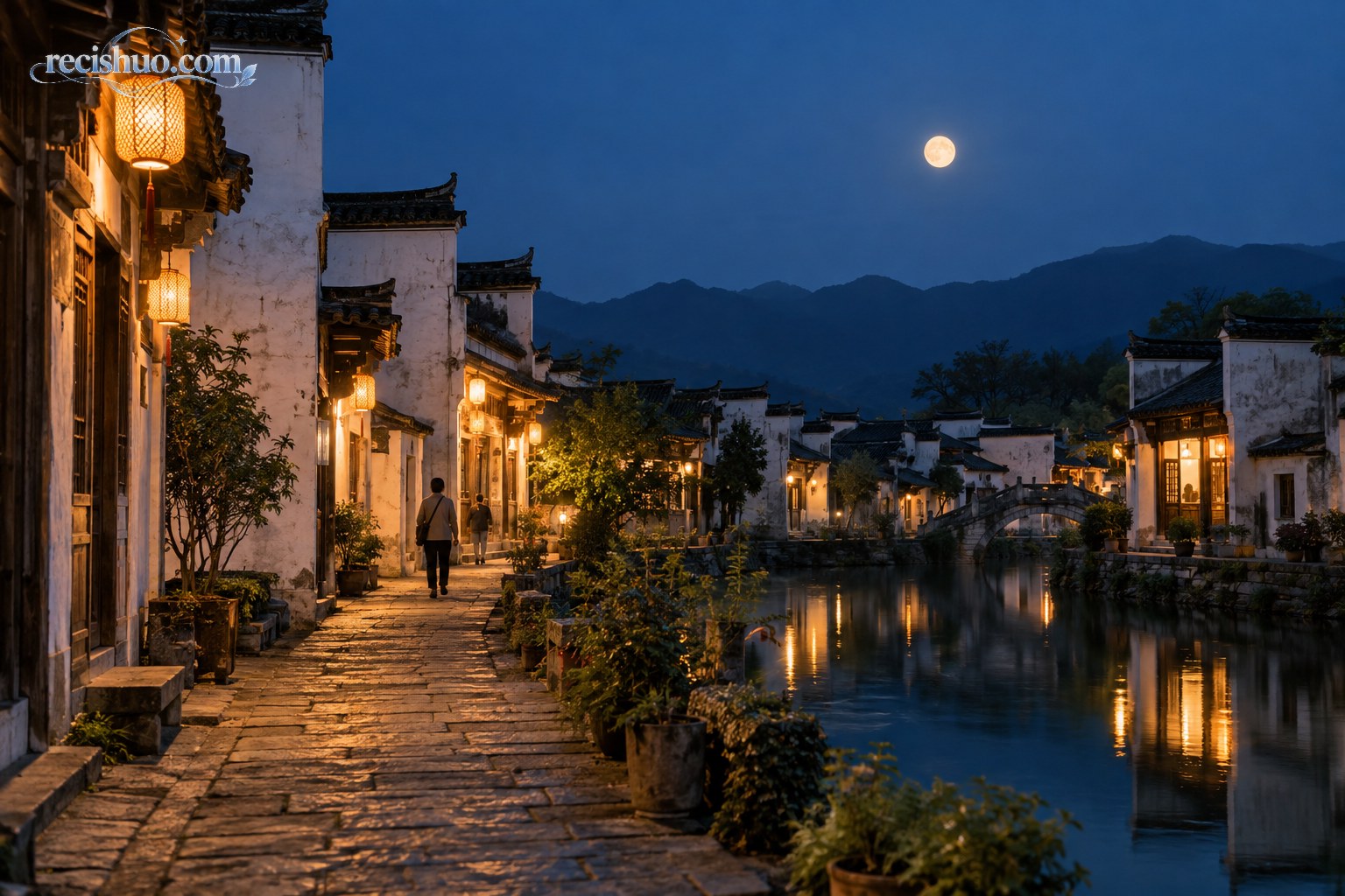 月色下亮起暖灯的徽州古村石板路与临水建筑