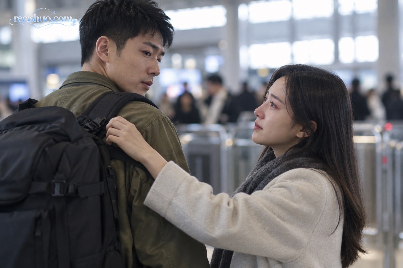 新闻情境配图:妹妹在车站为即将远行的哥哥整理背包肩带