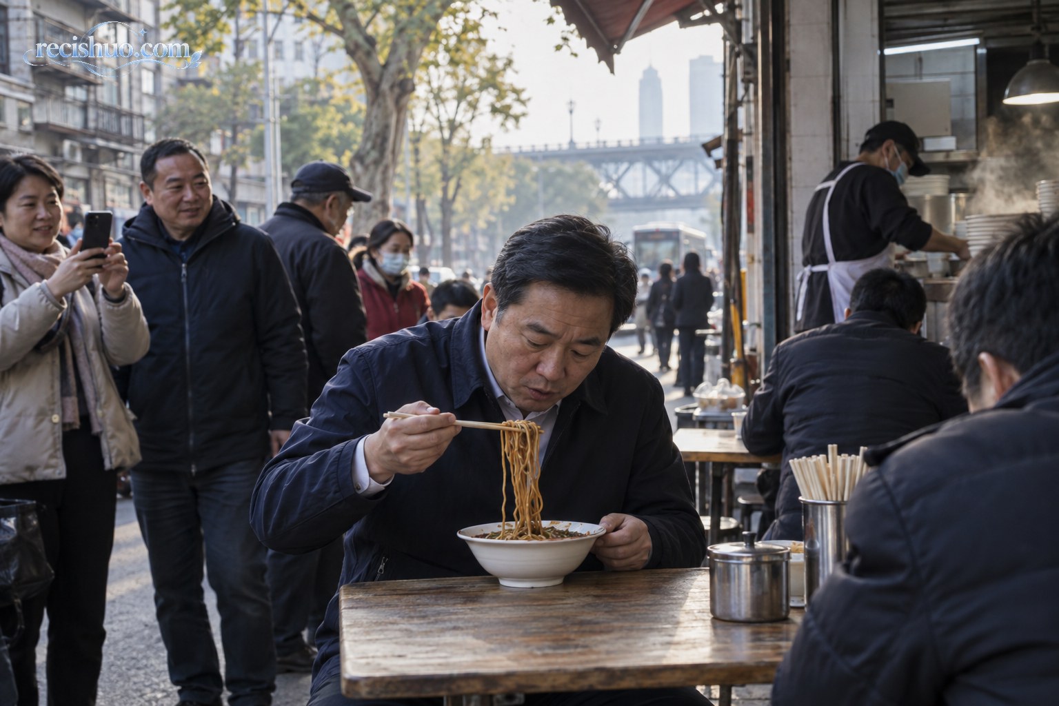 武汉街头早餐铺内一名中年食客吃热干面,周围市民自然驻足拍摄