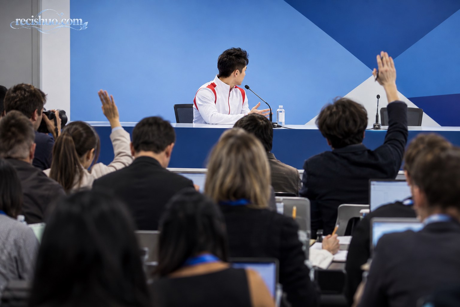 国际体操比赛赛后发布会上记者举手向中国选手提问