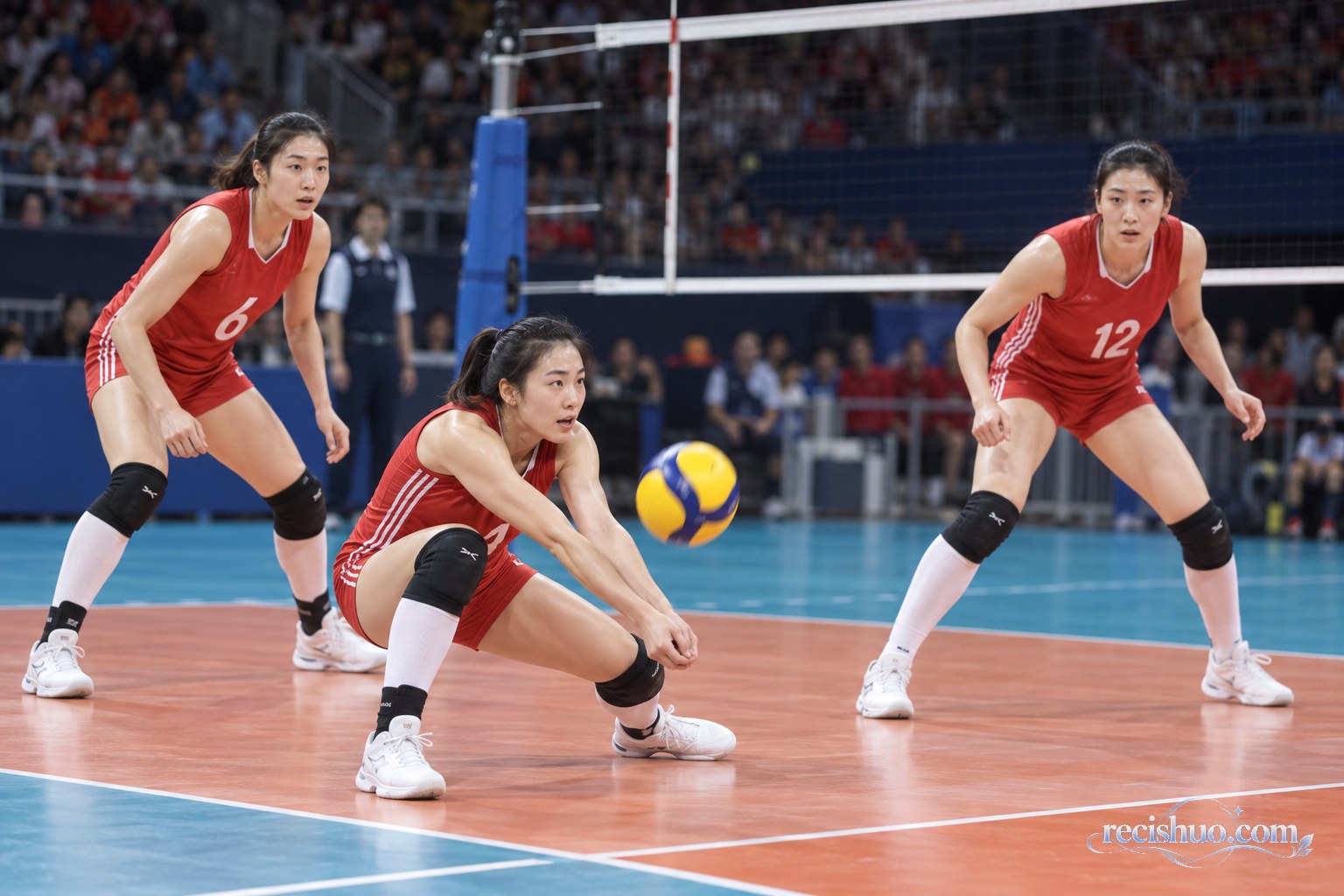 三名中国女子排球运动员在赛场协同防守和接球