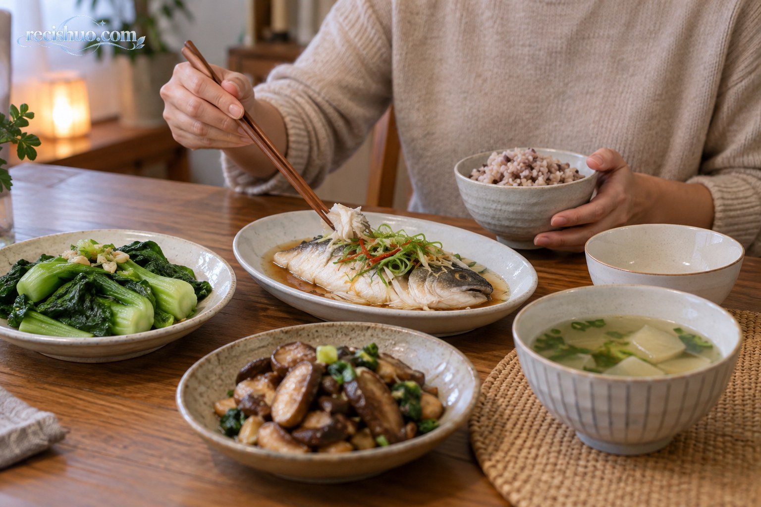 用小碗盛杂粮饭并搭配鱼、蔬菜和清汤的家常用餐场景