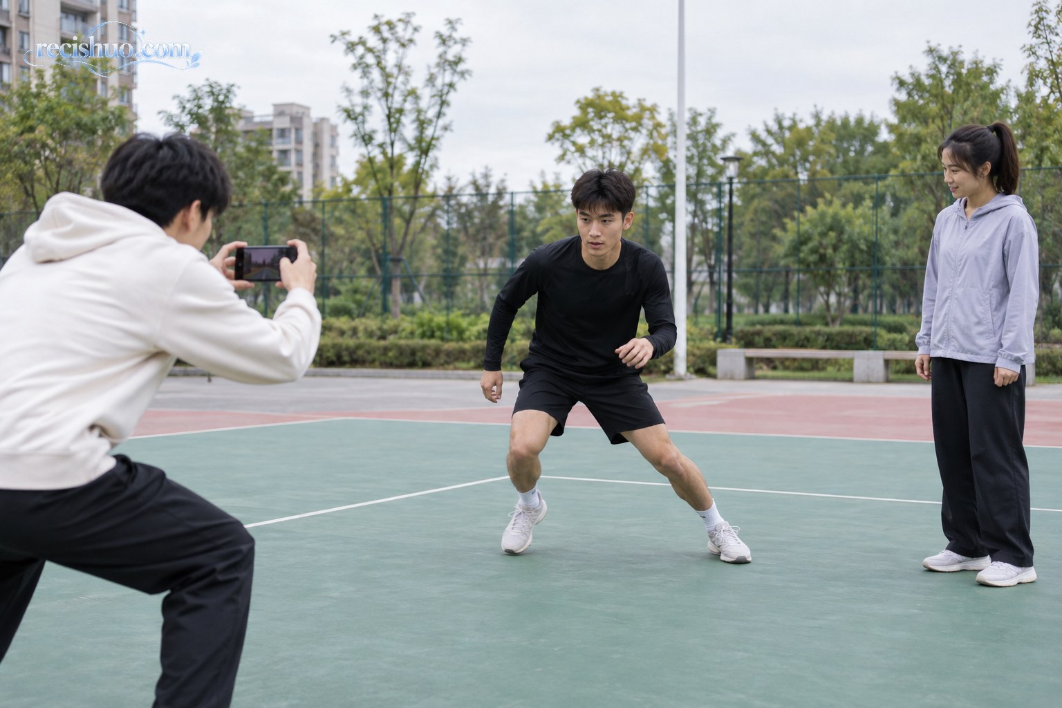 朋友在社区运动场拍摄年轻人练习低幅度侧向移动