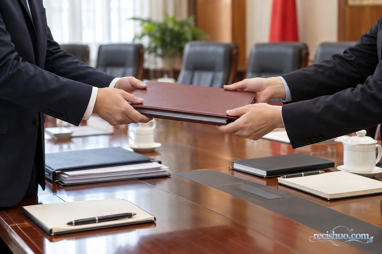政务会议室内工作人员交接文件夹,象征职务调整后的工作衔接与责任延续