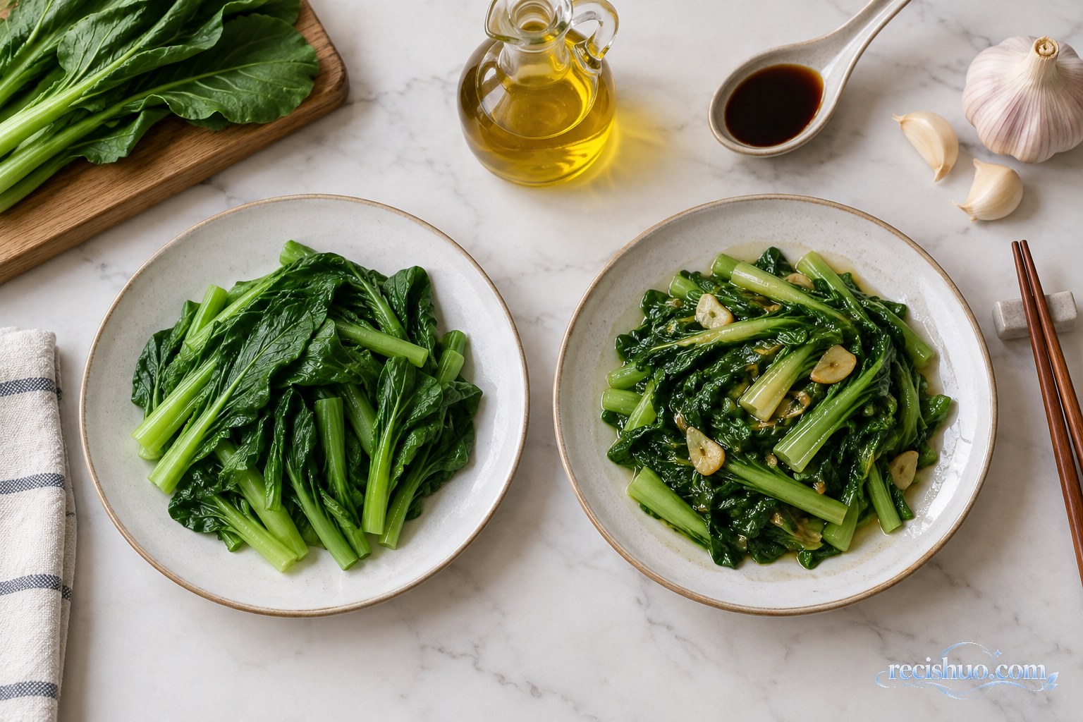清蒸青菜与放油炒制青菜并排摆放的烹调方式对比