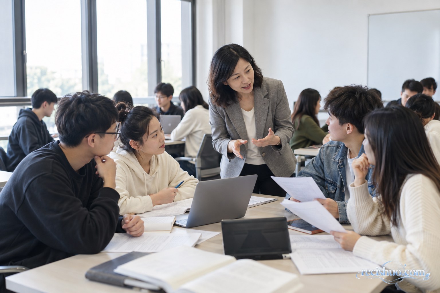 不同年龄的学习者行走在明亮开阔的现代大学图书馆中