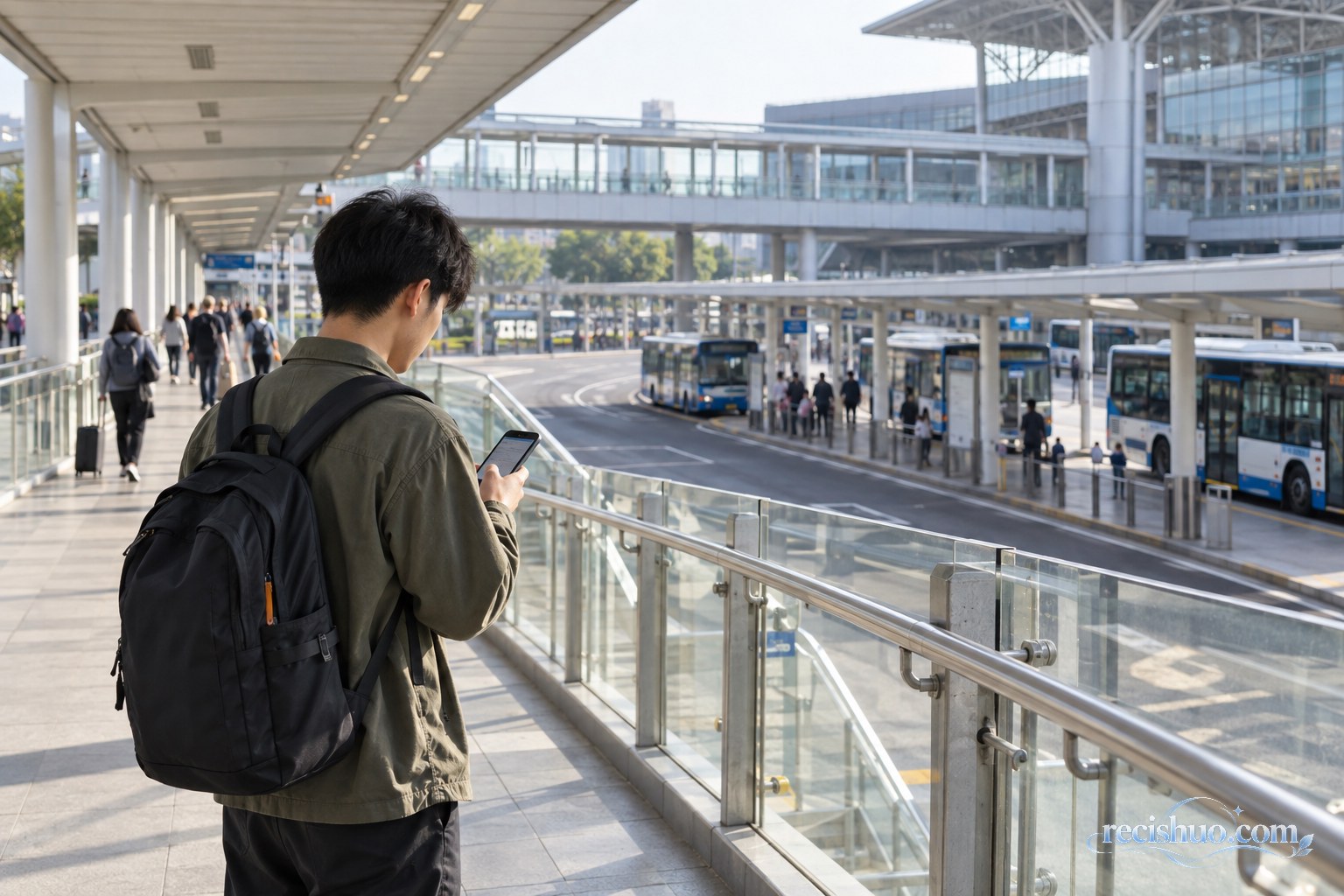 旅行者在城市交通枢纽核对手机路线与换乘位置