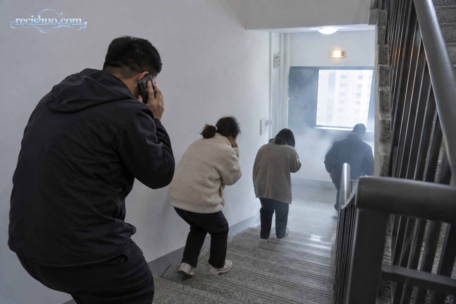 居民发现烟情后沿住宅楼安全楼梯有序疏散并拨打报警电话