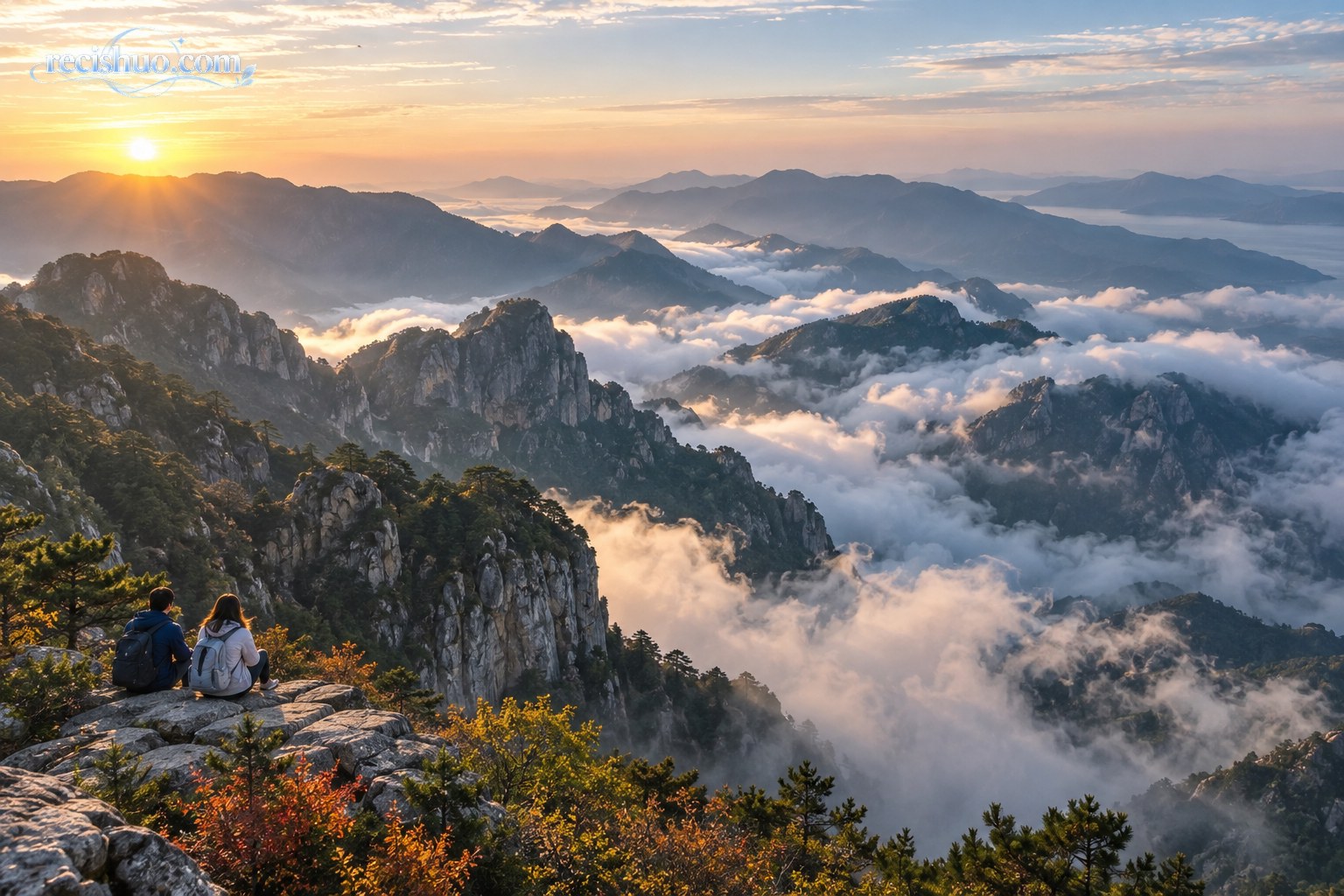 中秋时节游客在庐山高处眺望晨光、群峰与云海
