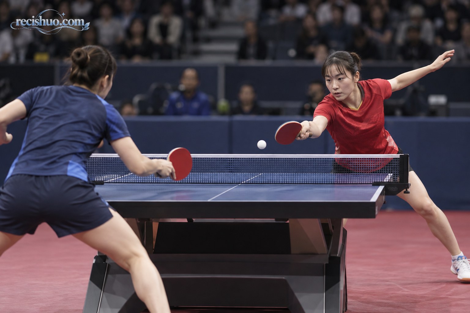 两名女子乒乓球运动员在球台两侧进行近台对抗