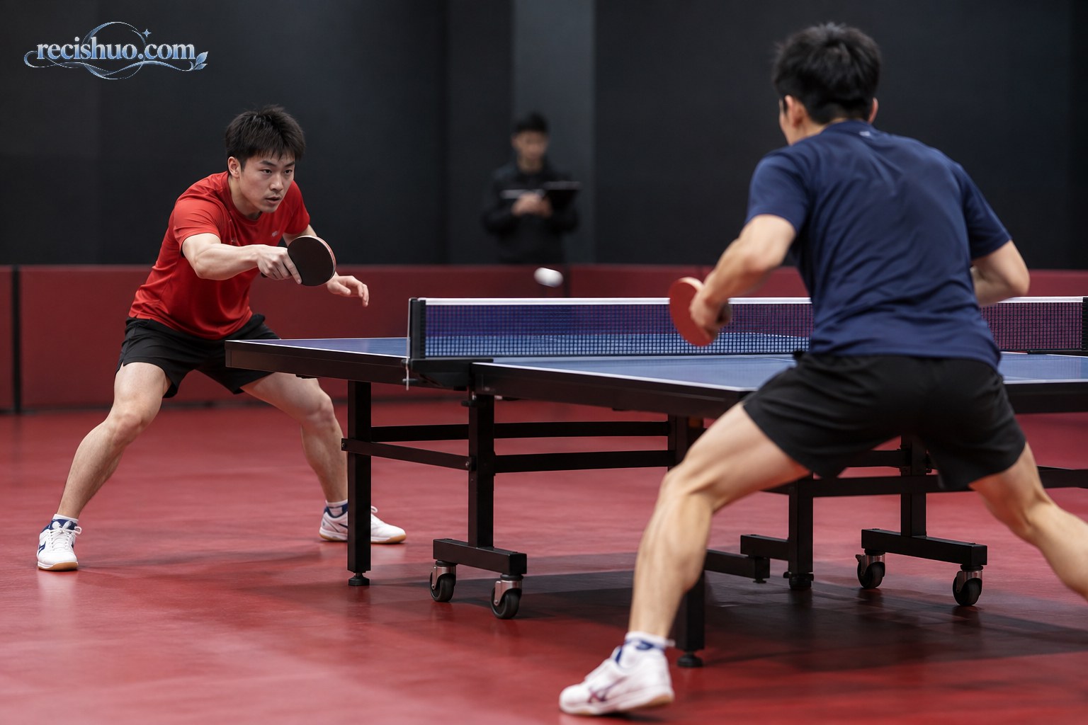 专业乒乓球场内两名男运动员进行接发球与衔接对抗