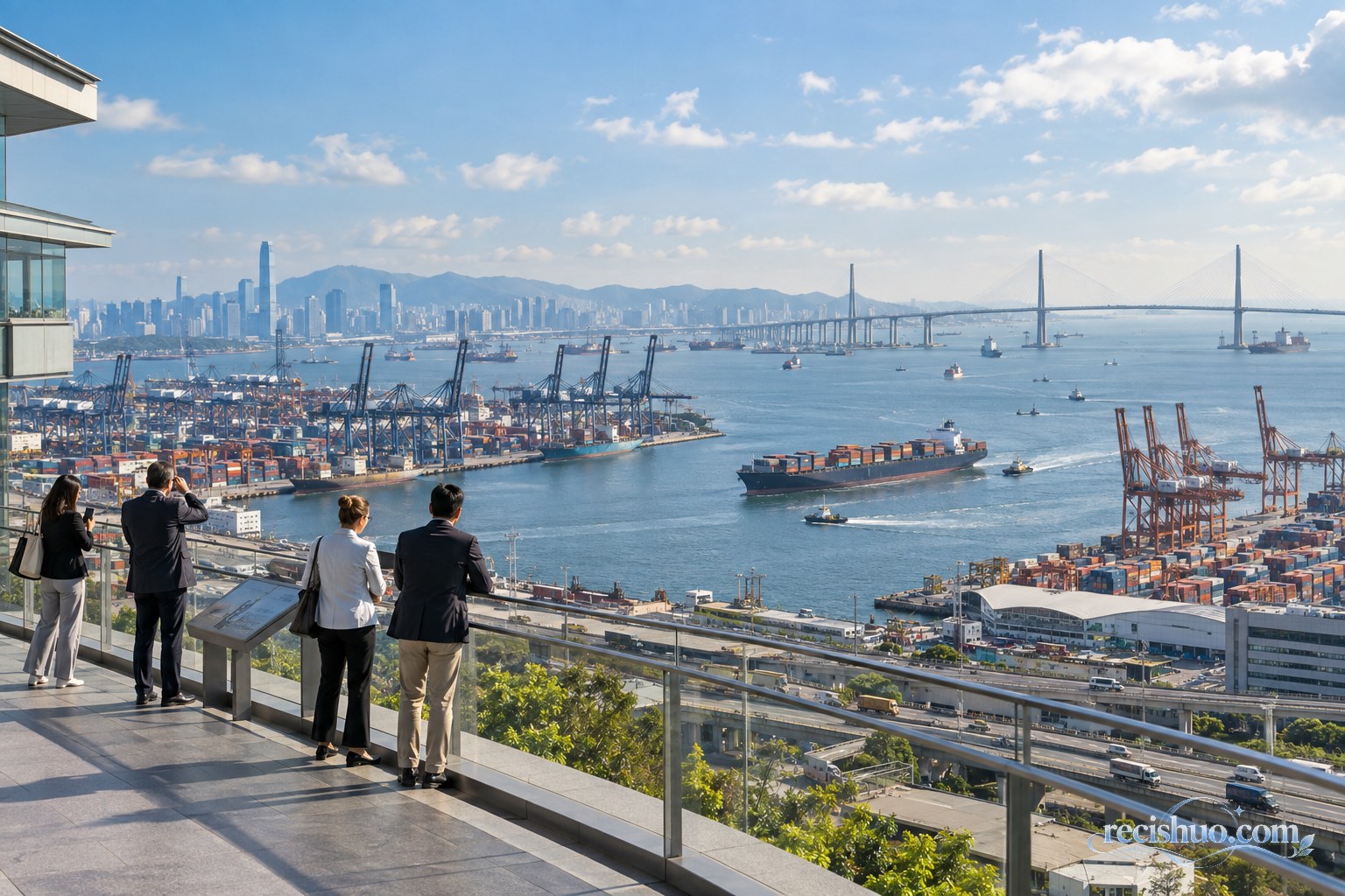 国际港口内货轮往来，观景平台上的商务人士眺望码头与跨海大桥
