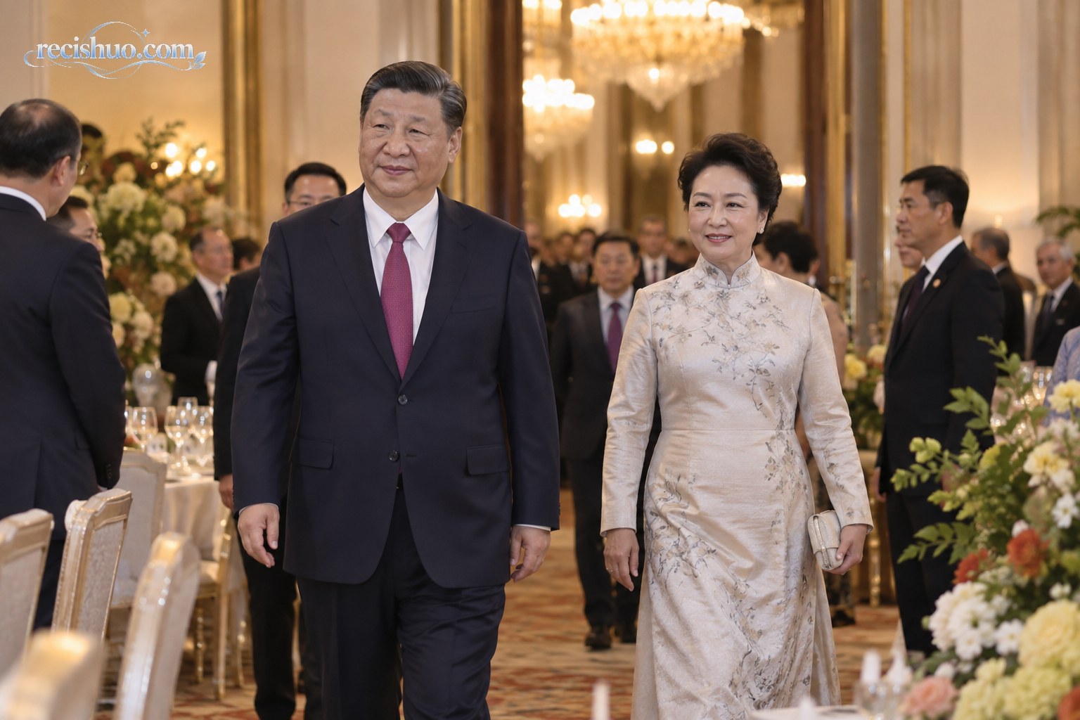 习近平和彭丽媛共同步入正式欢迎宴会厅的庄重场景