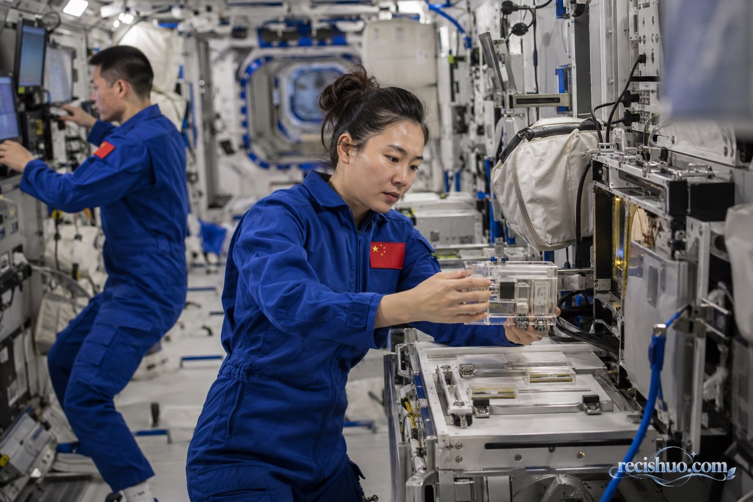 航天员在空间站实验舱内操作科学实验设备的新闻主题示意图