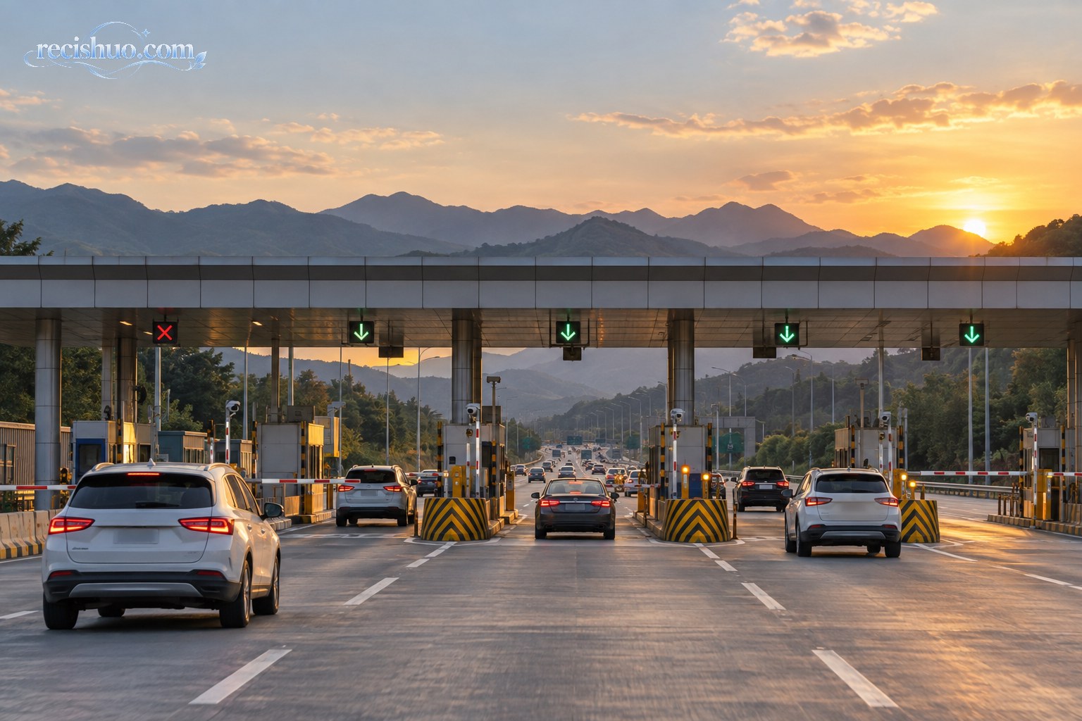 夕阳下多辆汽车有序驶入高速公路收费站