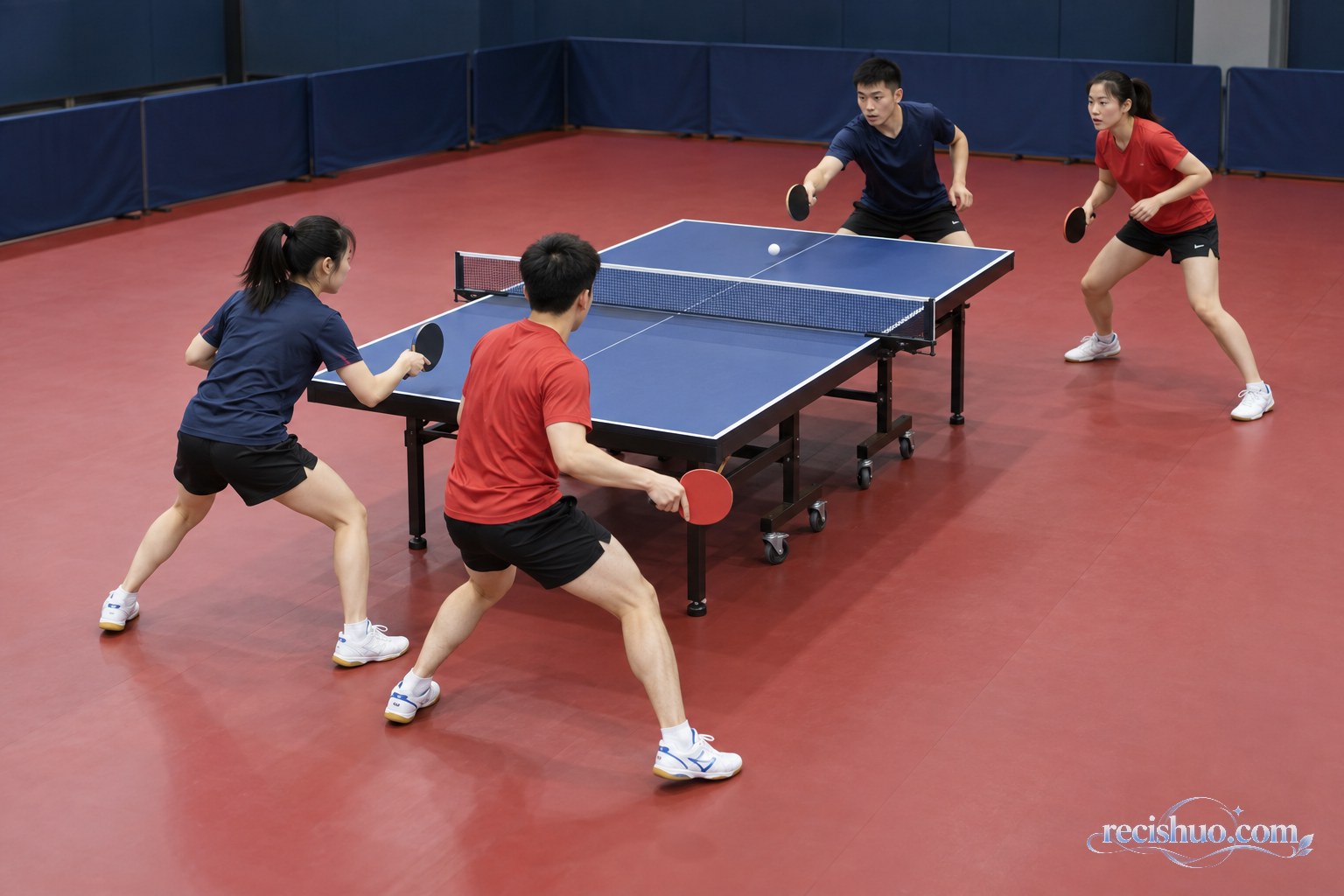专业训练馆内,两对混双选手围绕球台进行轮转与衔接练习