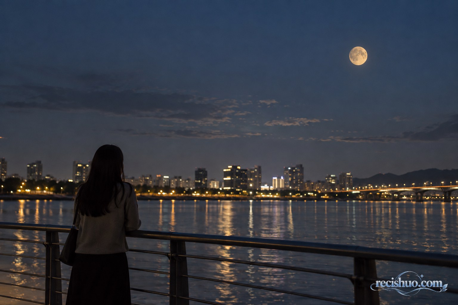 夜晚城市河畔,一名成年人背对镜头望向接近圆满的月亮