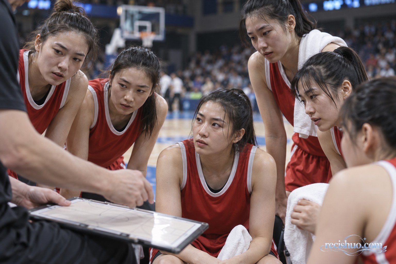 女子篮球队暂停期间围在场边听取战术安排